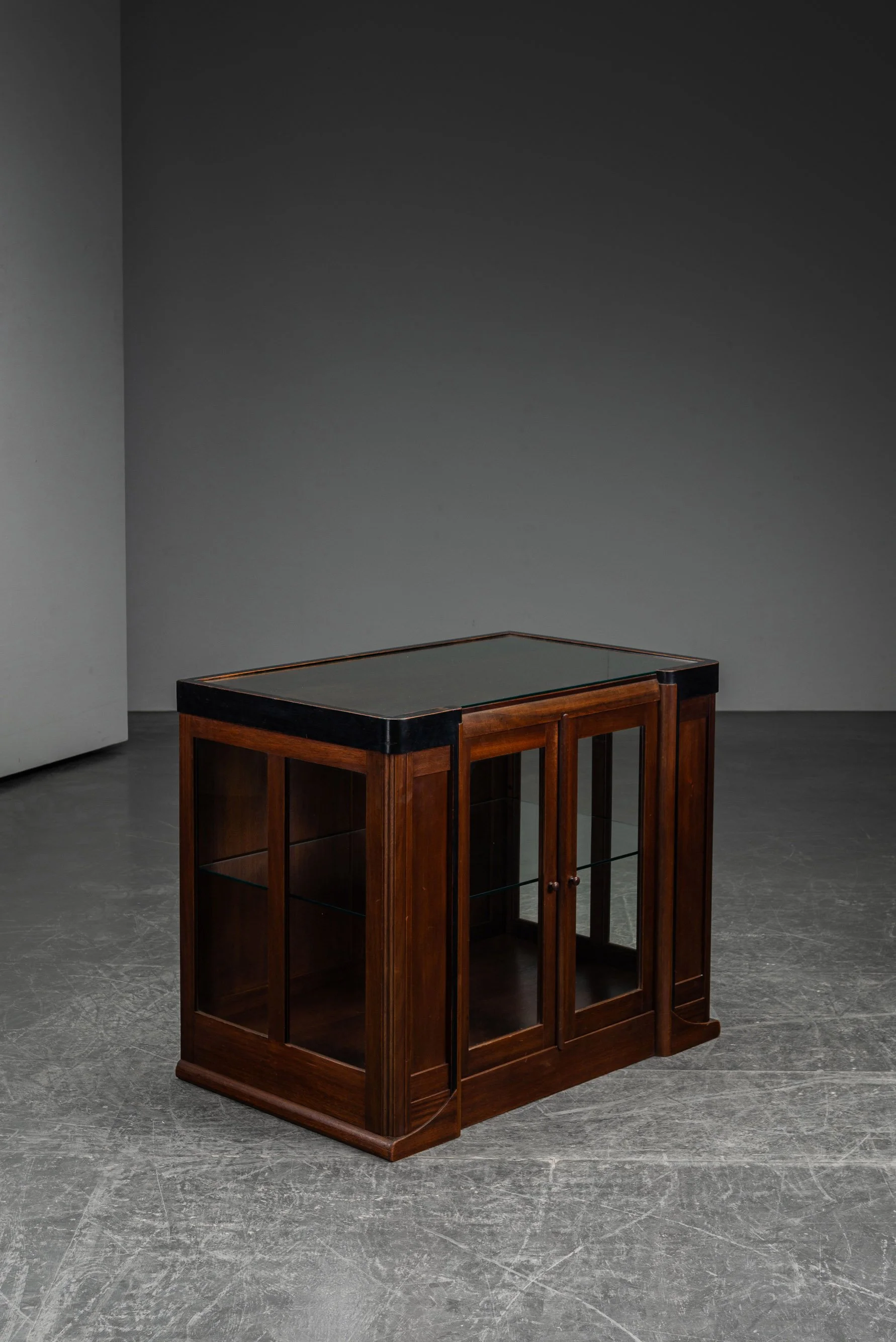 ST-2992026182315-1920s-Amsterdamse-School-Cabinet_01.jpg