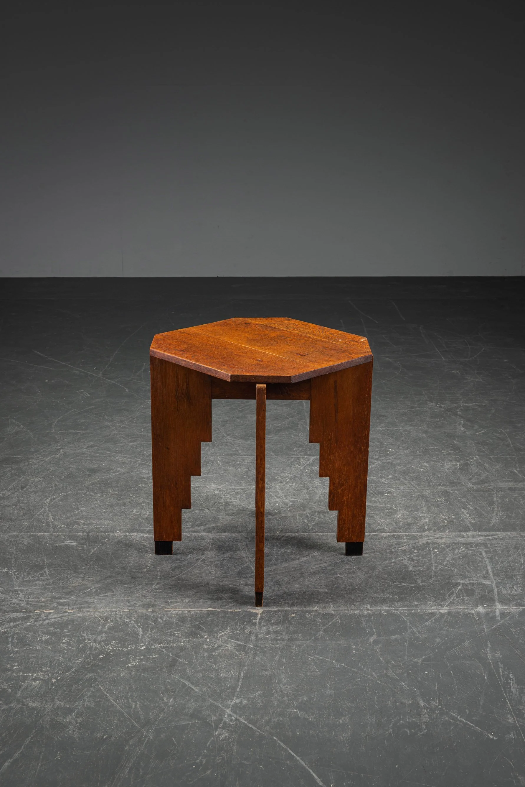 TA-892026124804-1920s-Amsterdamse-School-Side-Table_02.jpg