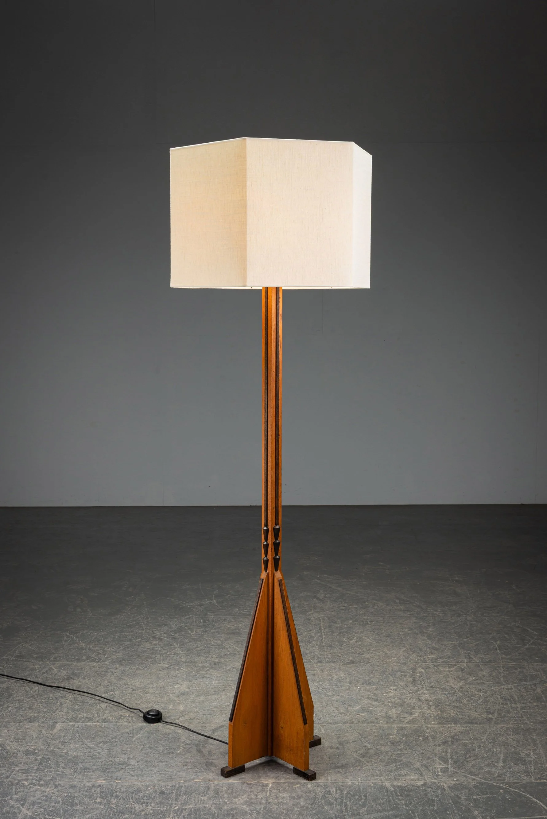LI-22202693644-1930s-Amsterdamse-School-Standing-Lamp_01.jpg