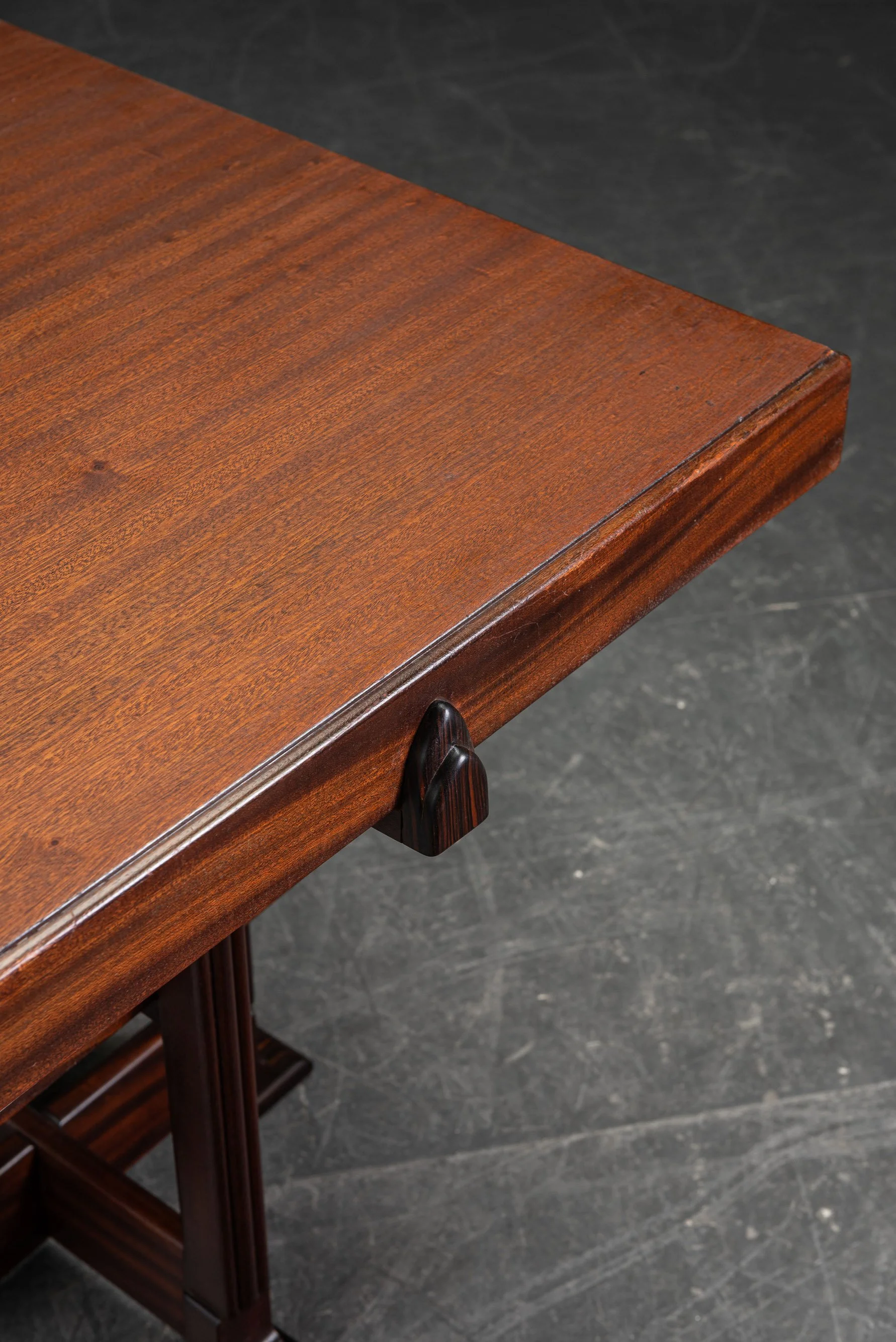 TA-3112025164959-1920s-Amsterdamse-School-Side-Table_02.jpg