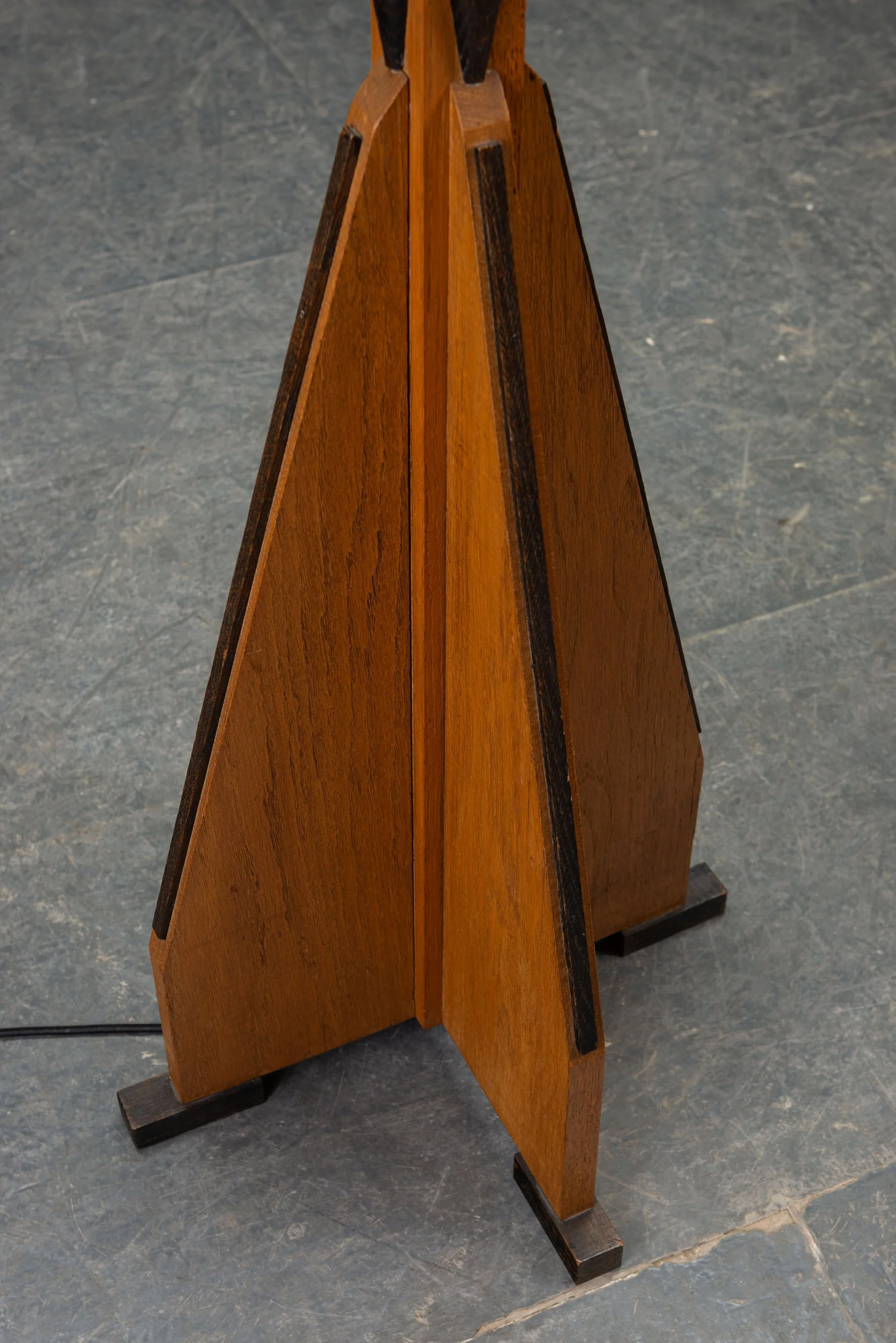 LI-22202693644-1930s-Amsterdamse-School-Standing-Lamp_08.jpg