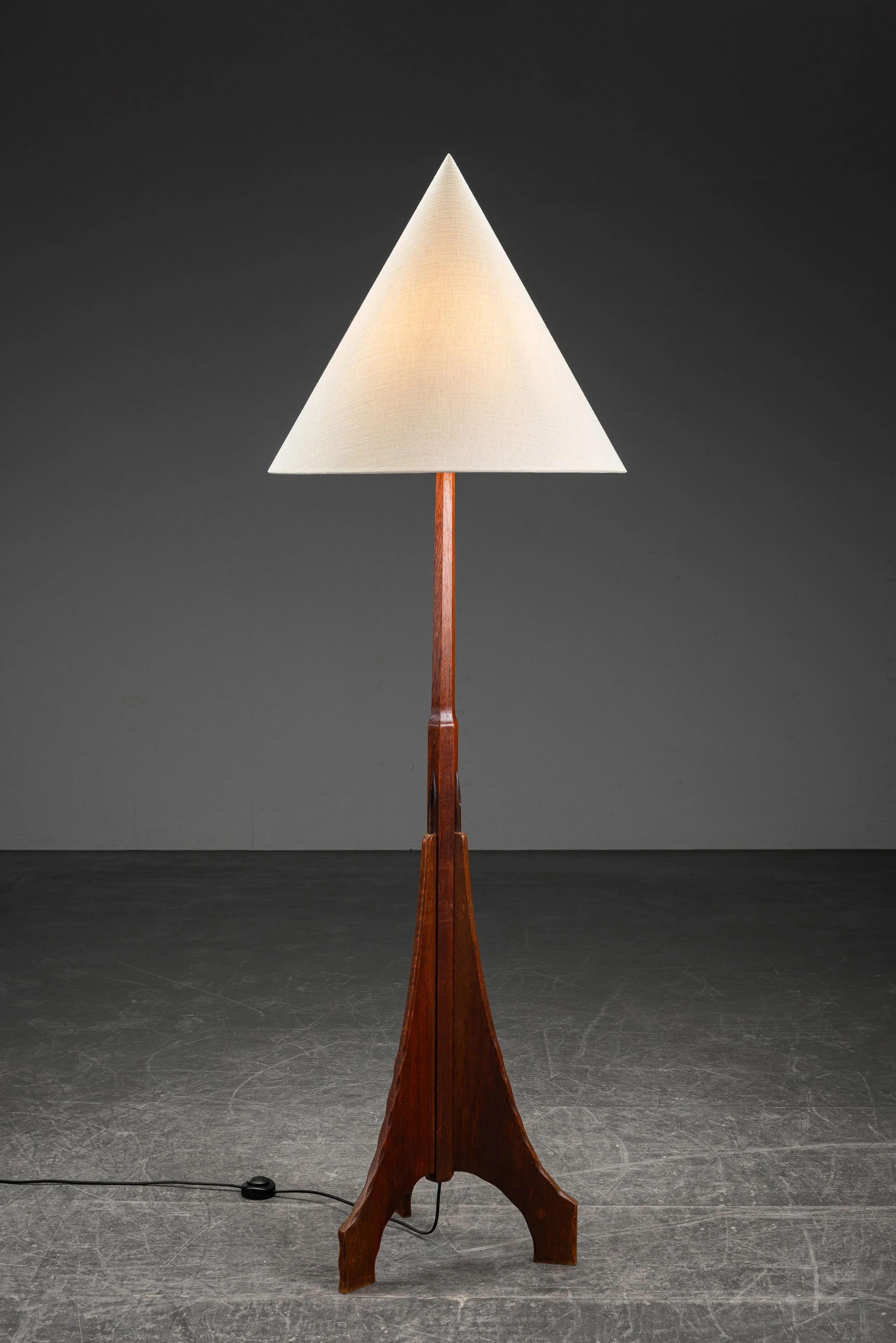 LI-142024155526-1920s-Amsterdamse-School-Standing-Lamp_02.jpg