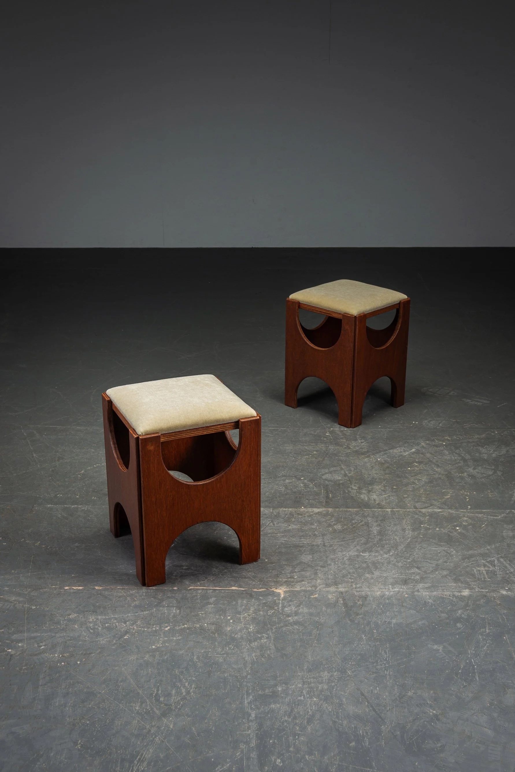 SE-280225152735+SE-280225152737-Modernist-Stools-by-Architect-Charles-Vandenhove_09.jpg