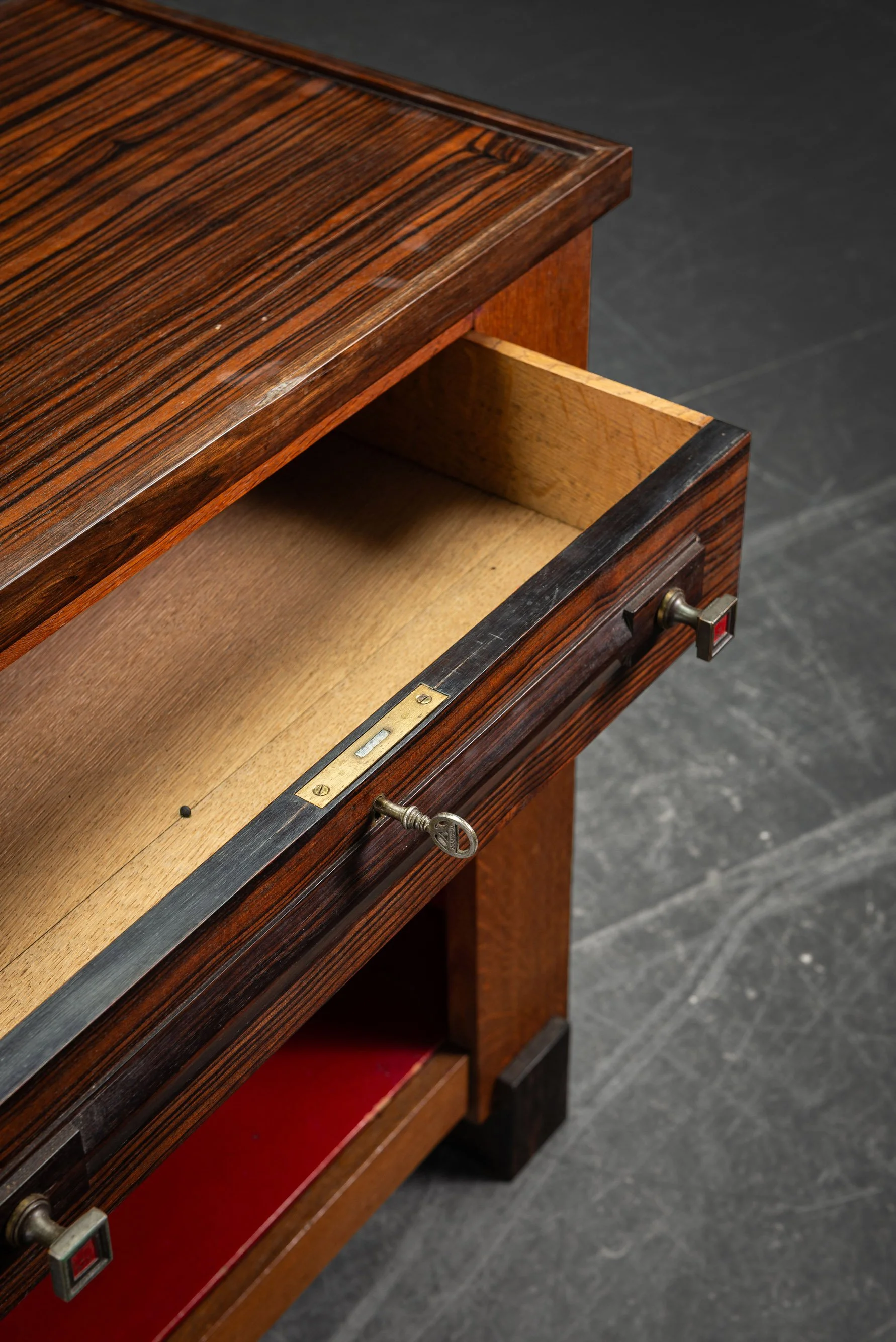 ST-162026184556-1920s-Haagse-School-Shelving_04.jpg