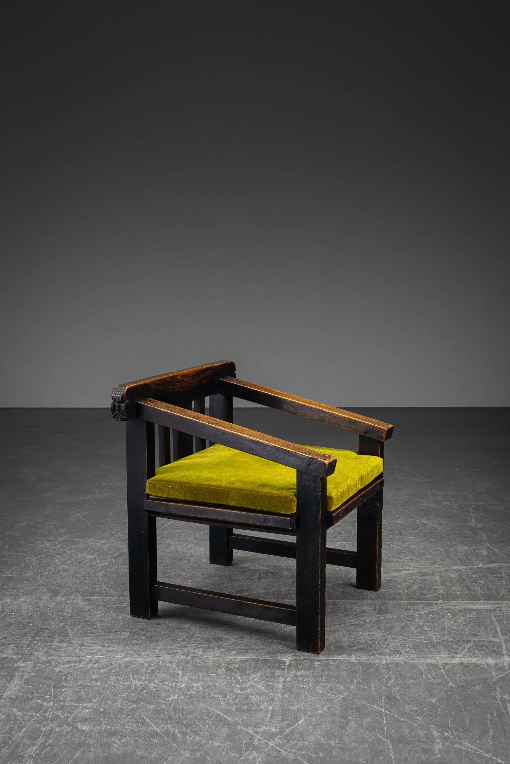 SE-6102026132624-circa-1915-Amsterdamse-School-Armchair_01.jpg