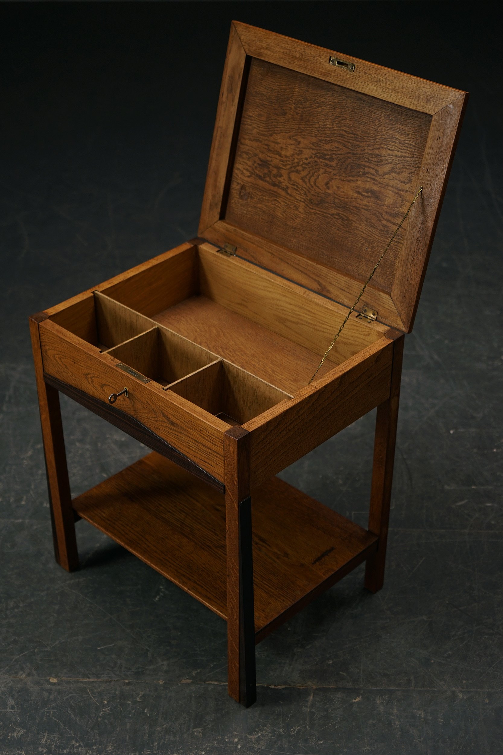 TA-1862025193113-1930s-Amsterdamse-School-Side-Table_05.jpg