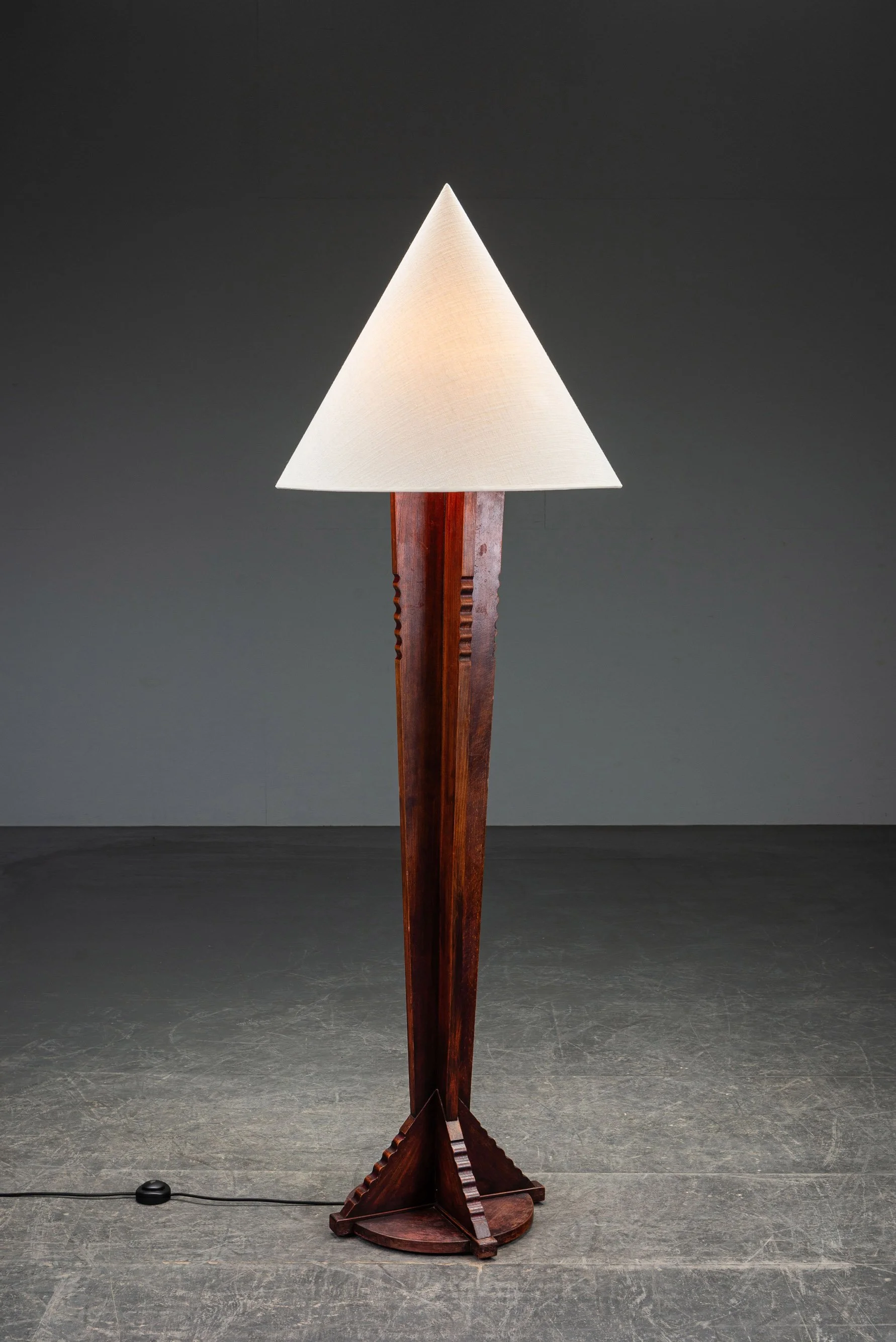 LI-2942026104849-1920s-Amsterdamse-School-Standing-Lamp_01.jpg