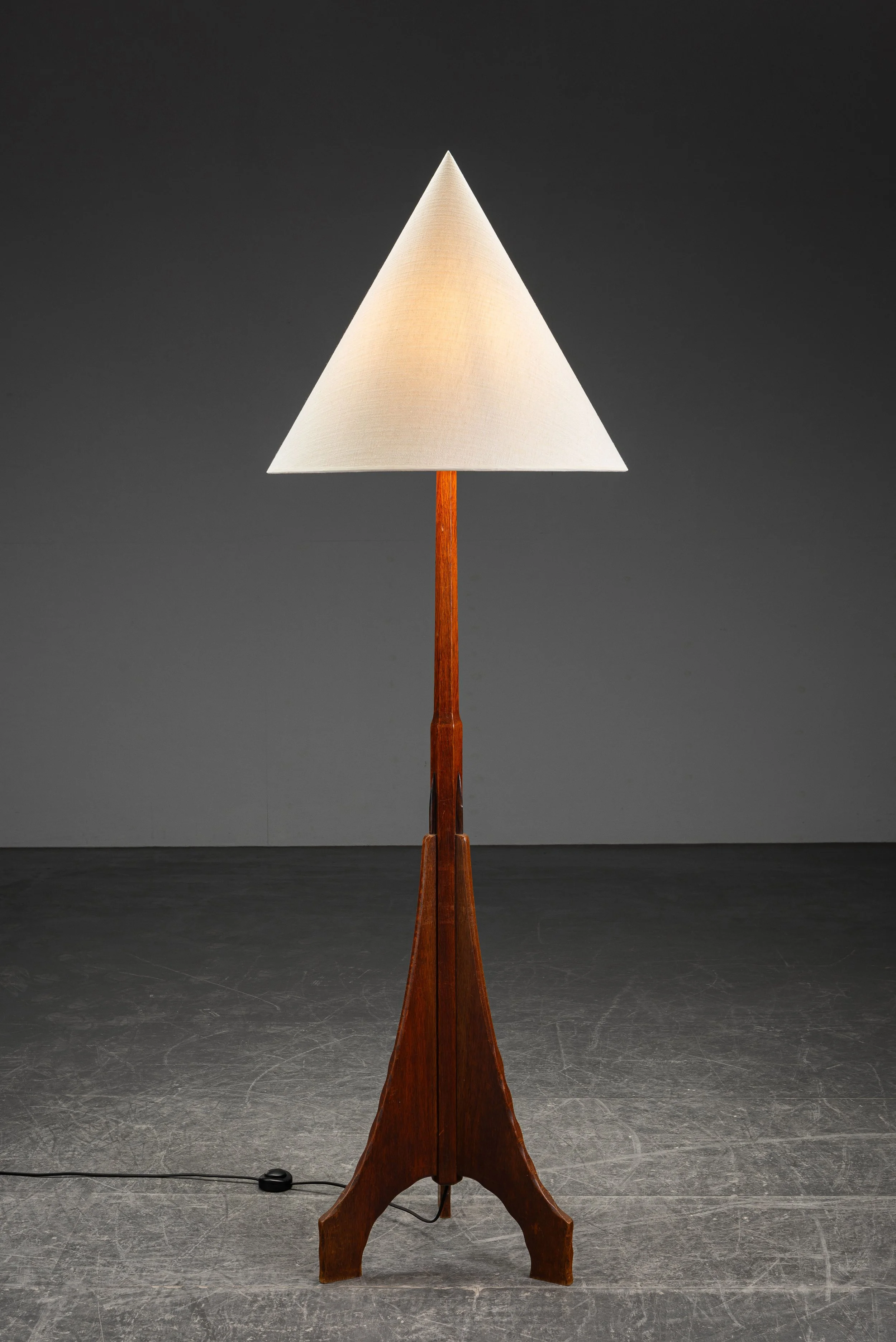 LI-142024155526-1920s-Amsterdamse-School-Standing-Lamp_07.jpg