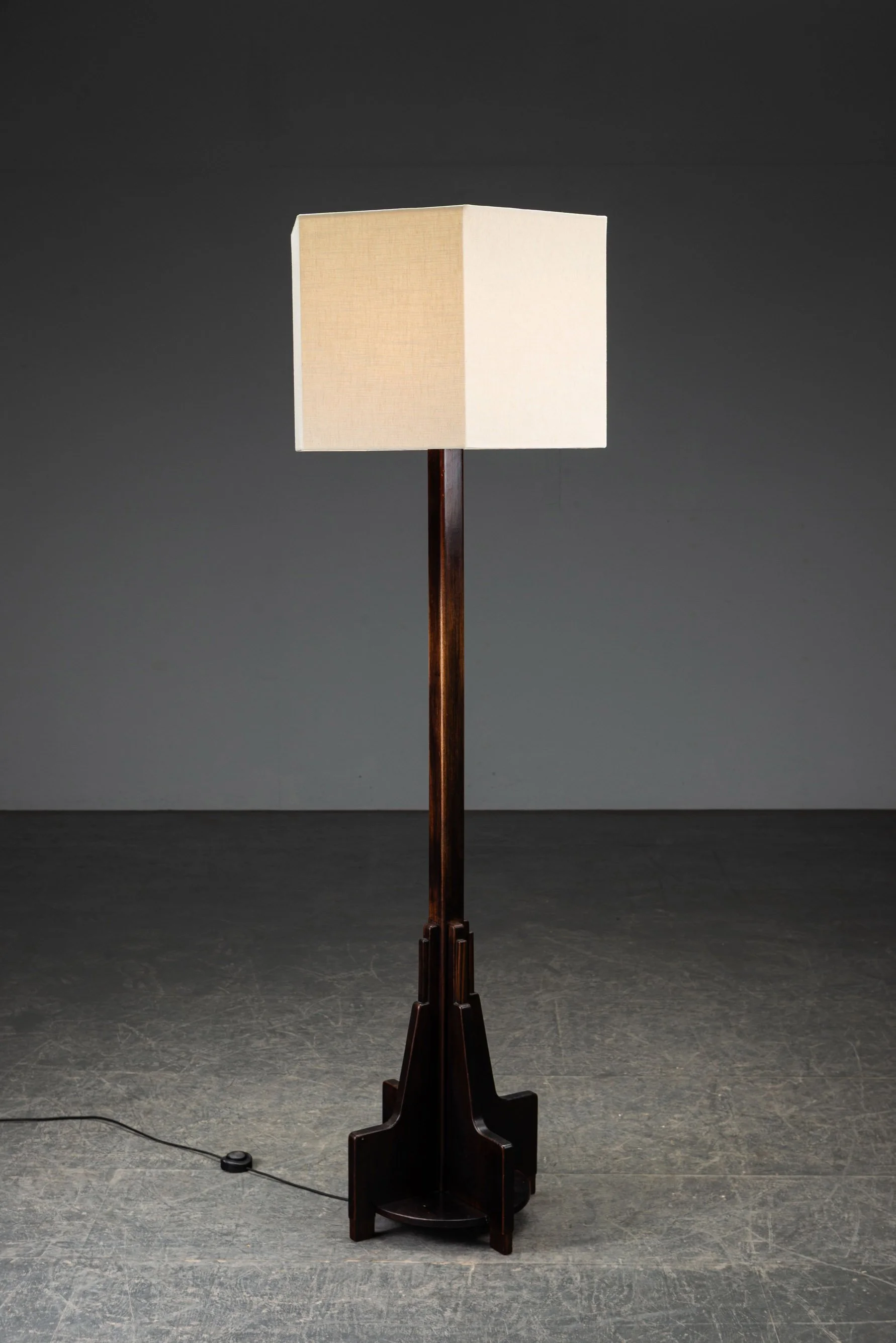 LI-22202693857-1920s-Amsterdamse-School-Standing-Lamp_03.jpg