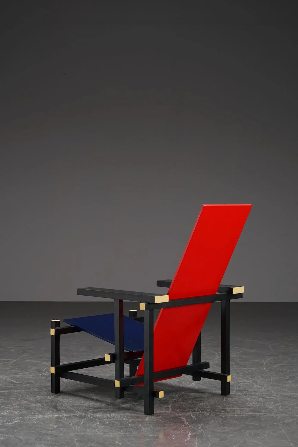 SE-1012023111045-Gerrit-Rietveld-Red-Blue-Chair_04.JPG