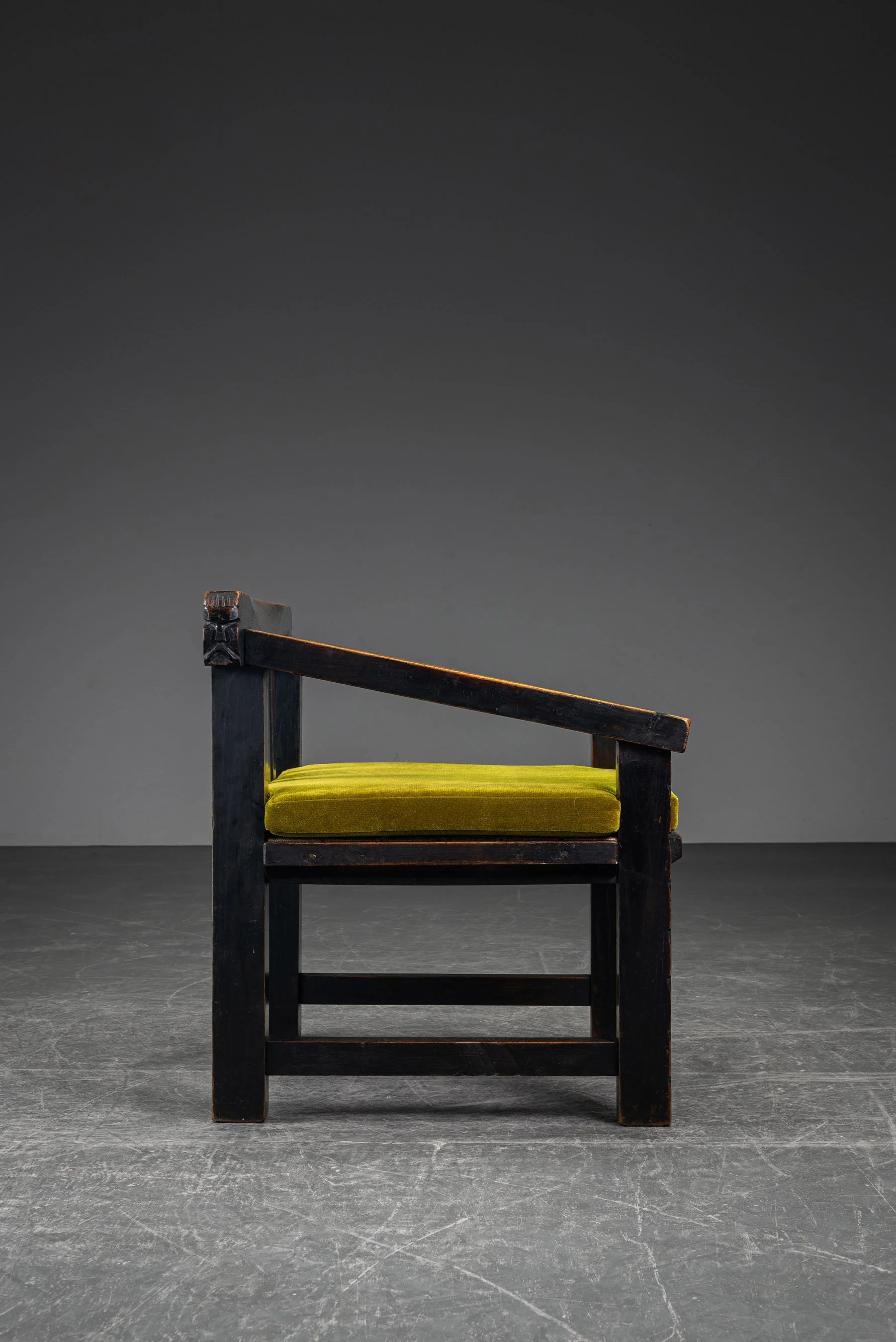 SE-6102026132624-circa-1915-Amsterdamse-School-Armchair_16.jpg
