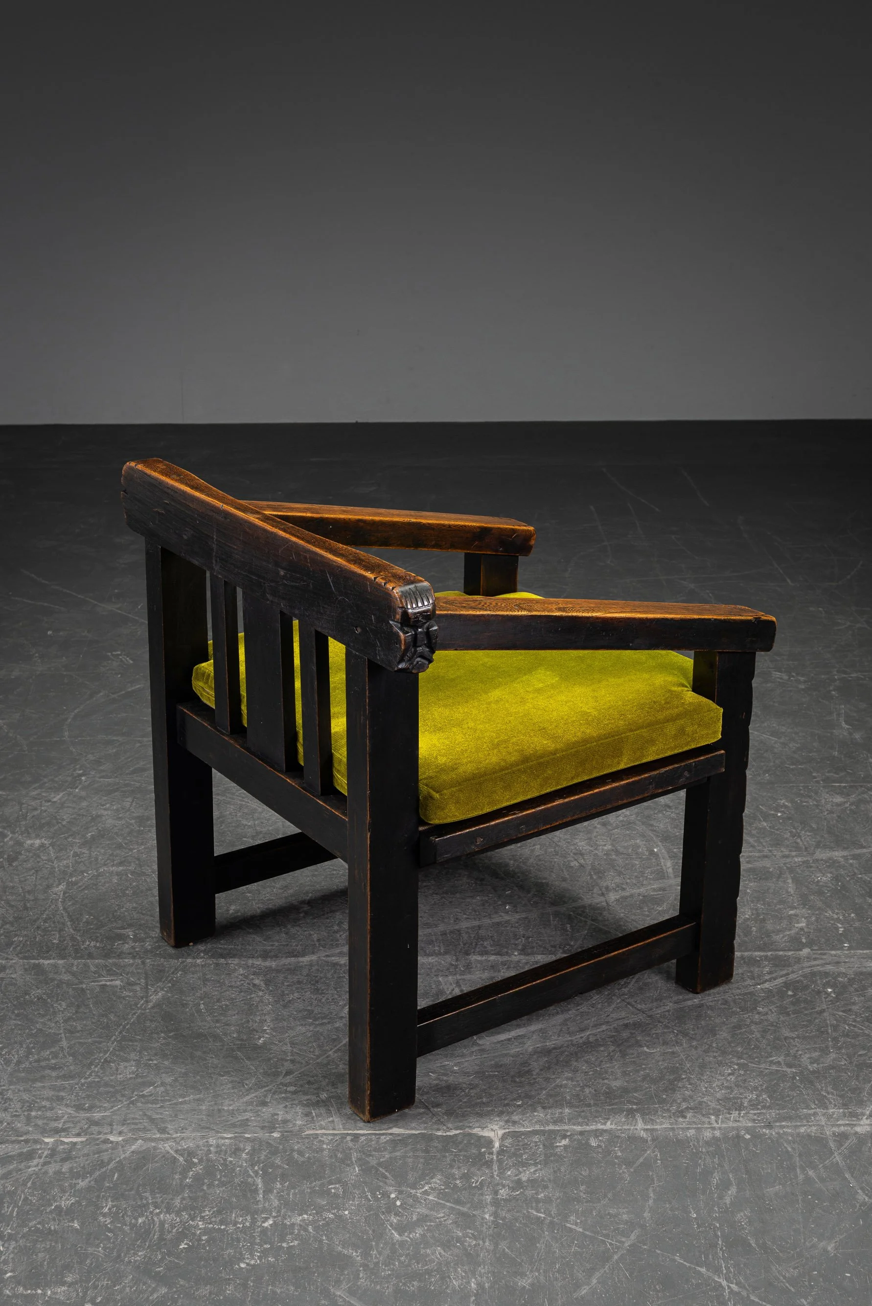 SE-6102026132624-circa-1915-Amsterdamse-School-Armchair_07.jpg