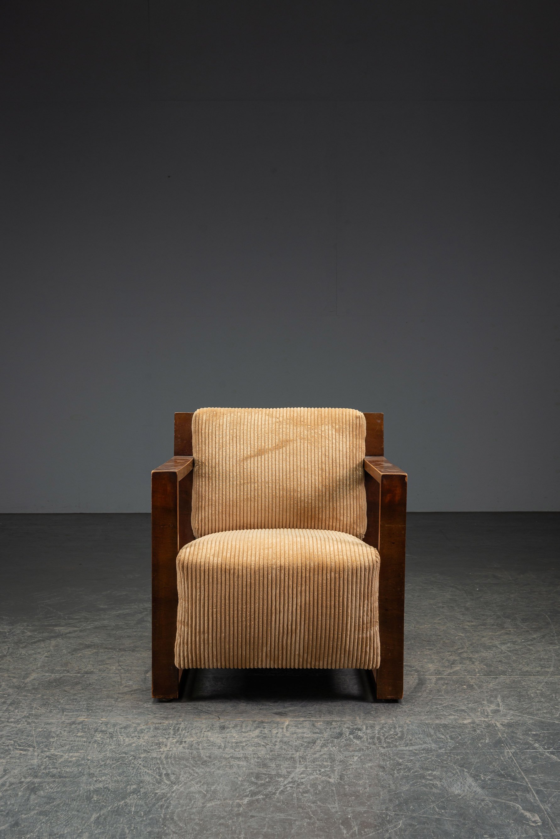 SE-232026120720-1940s-Modernist-Armchair_04.jpg