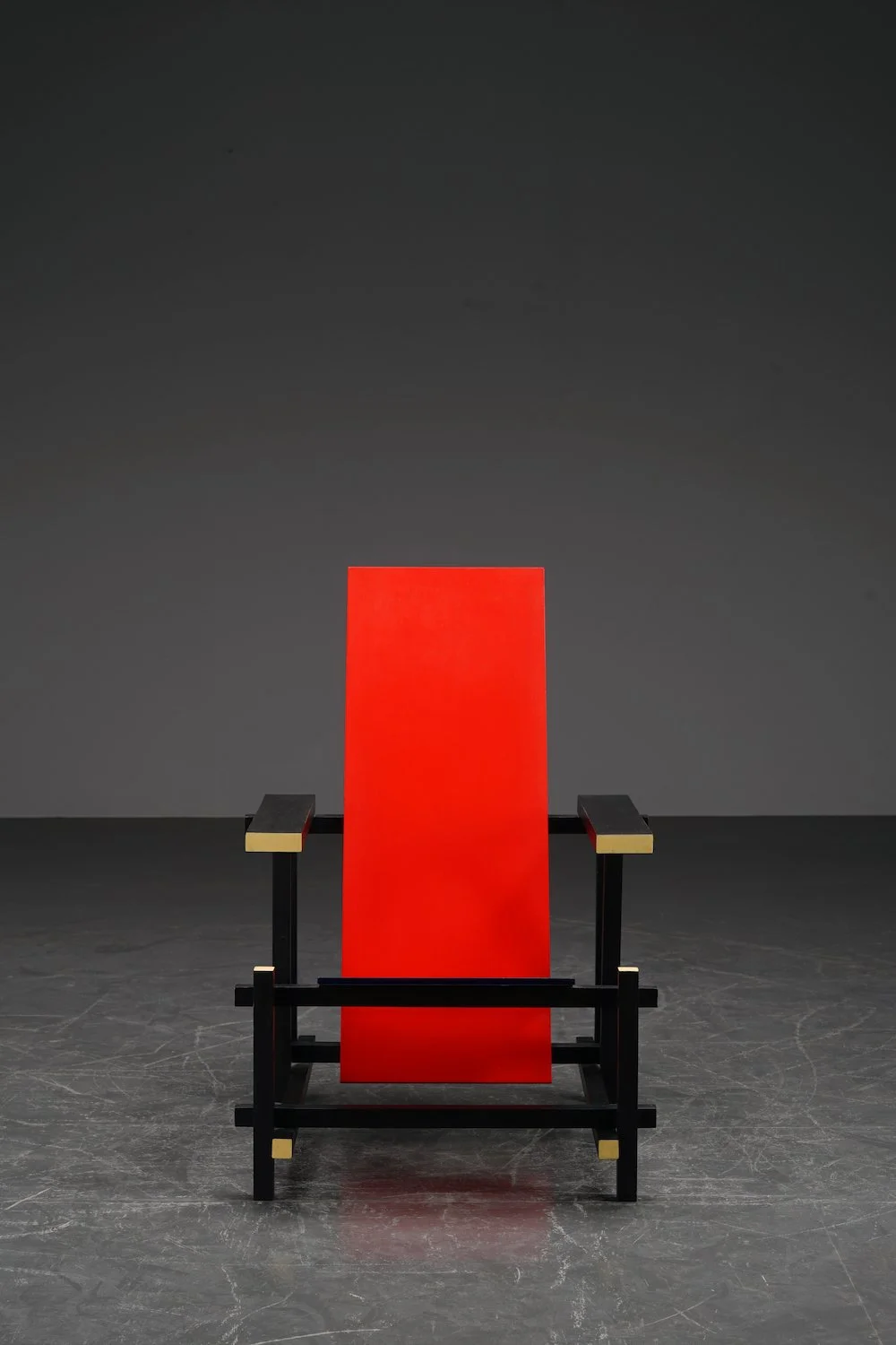 SE-1012023111045-Gerrit-Rietveld-Red-Blue-Chair_05.JPG