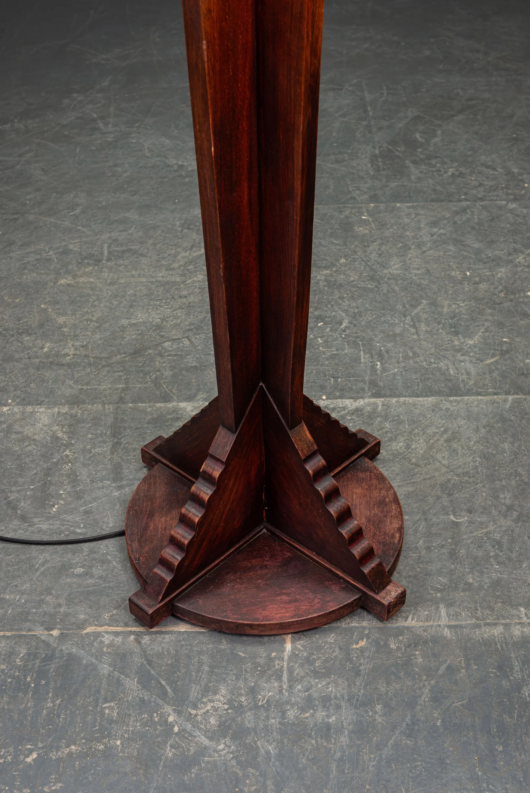 LI-2942026104849-1920s-Amsterdamse-School-Standing-Lamp_07.jpg