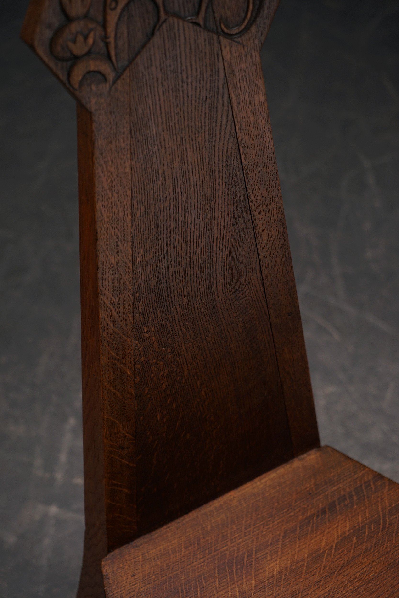 SE-050123142855-Rädecker-Side-Chair-with-Woodcarving_004.jpg