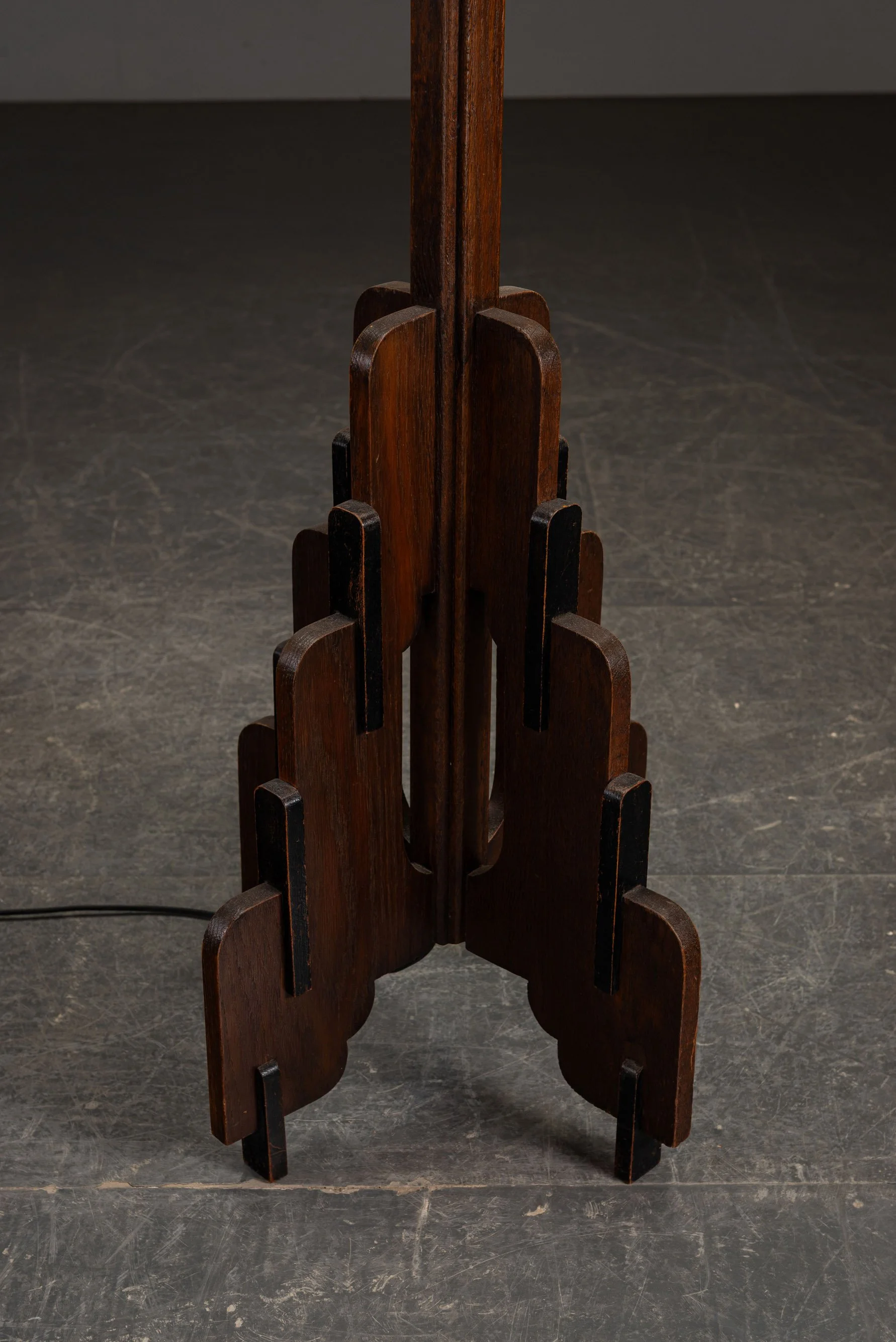 LI-2082024161812-1920s-Amsterdamse-School-Standing-Lamp_05.jpg