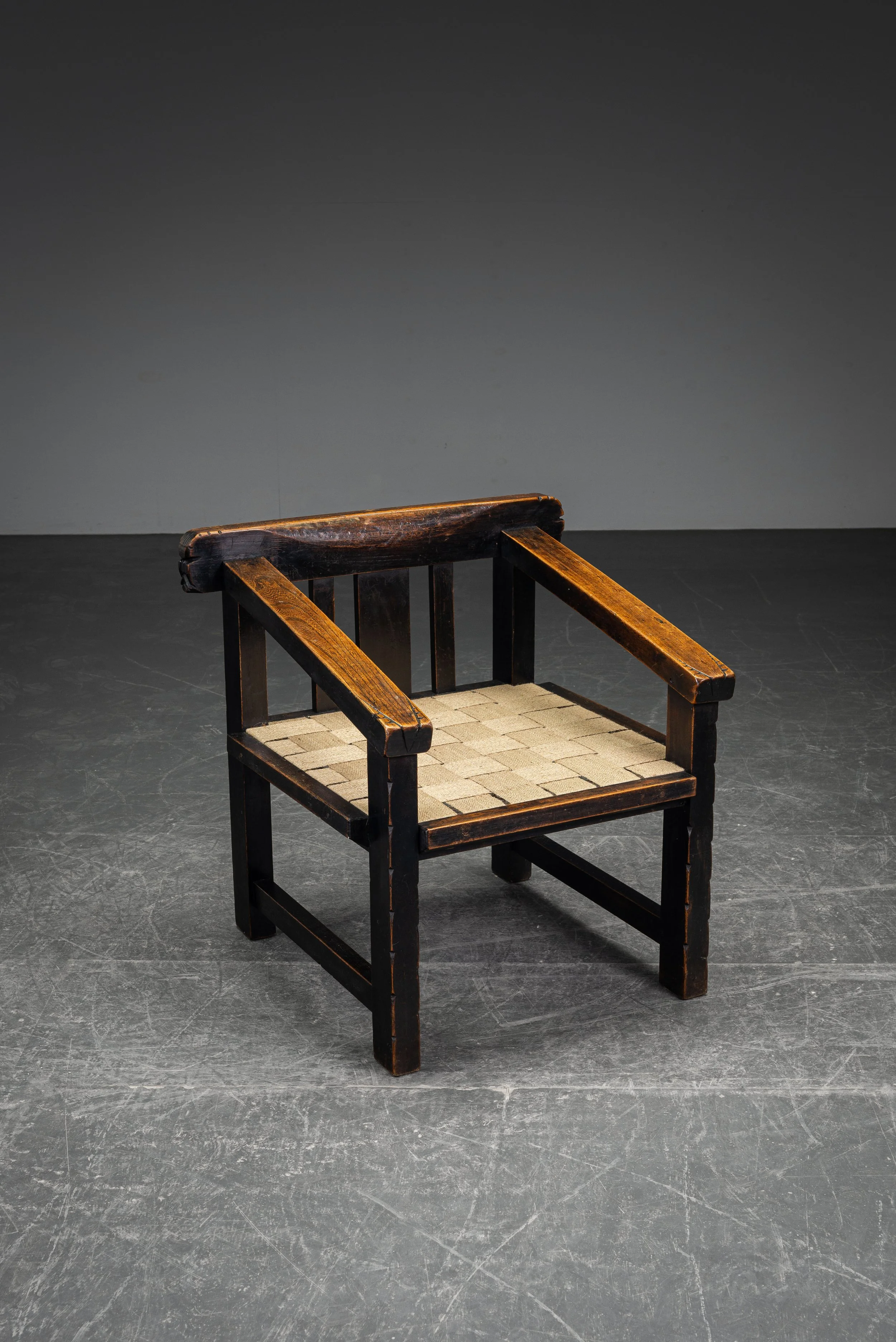 SE-6102026132624-circa-1915-Amsterdamse-School-Armchair_03.jpg