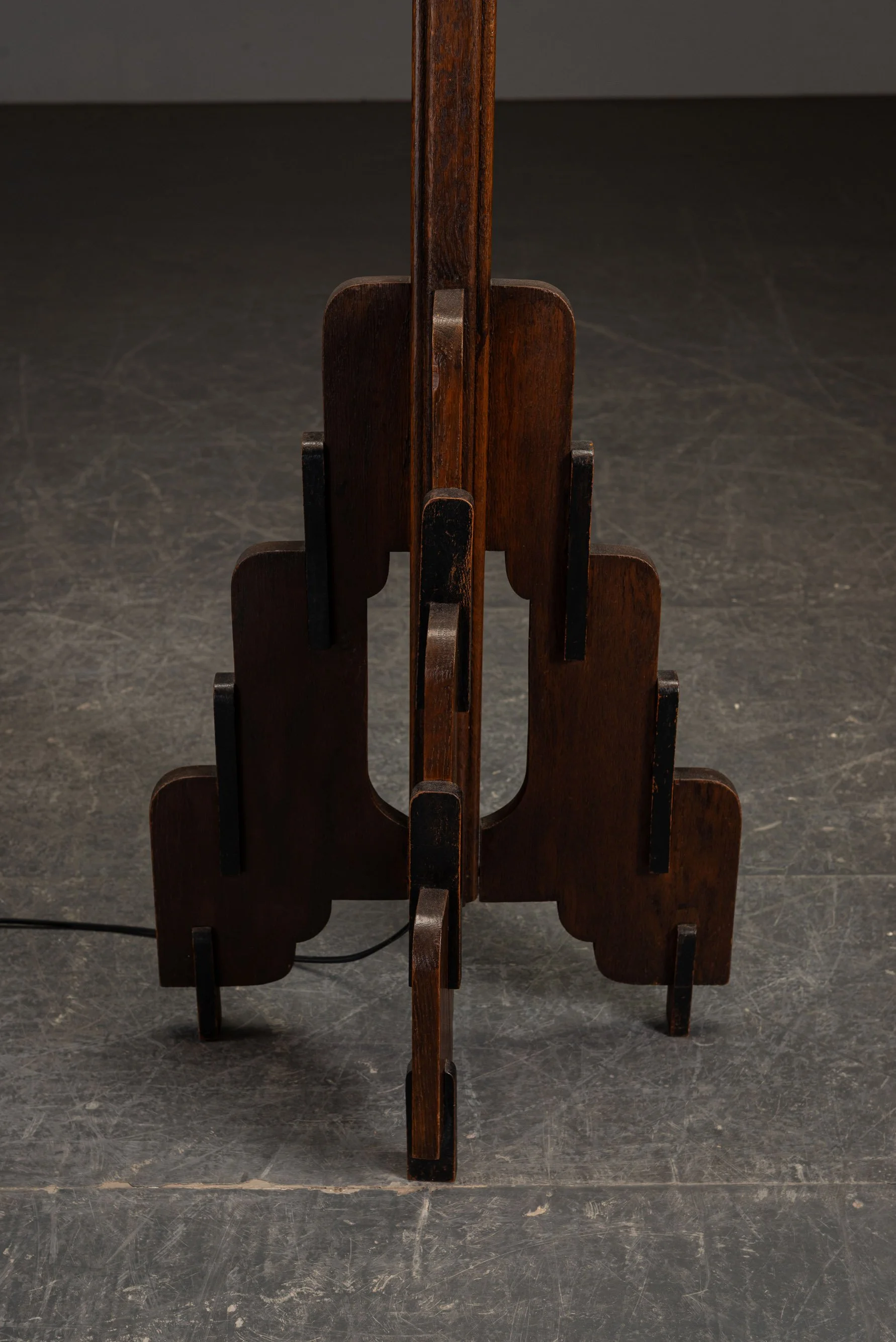 LI-2082024161812-1920s-Amsterdamse-School-Standing-Lamp_04.jpg