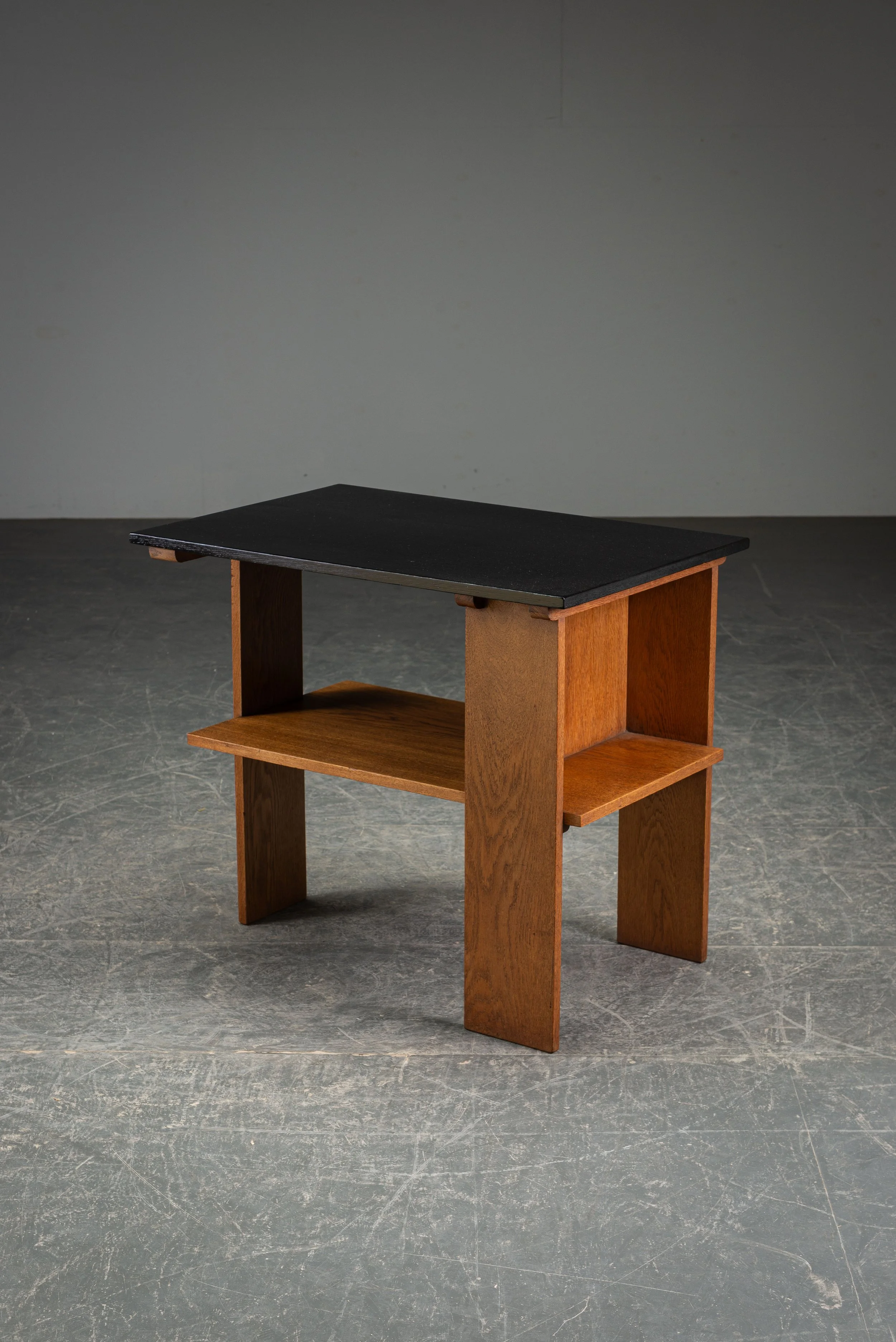 TA-2012026215905-Haagse-School-Side-Table-by-Cor-Alons_02.jpg
