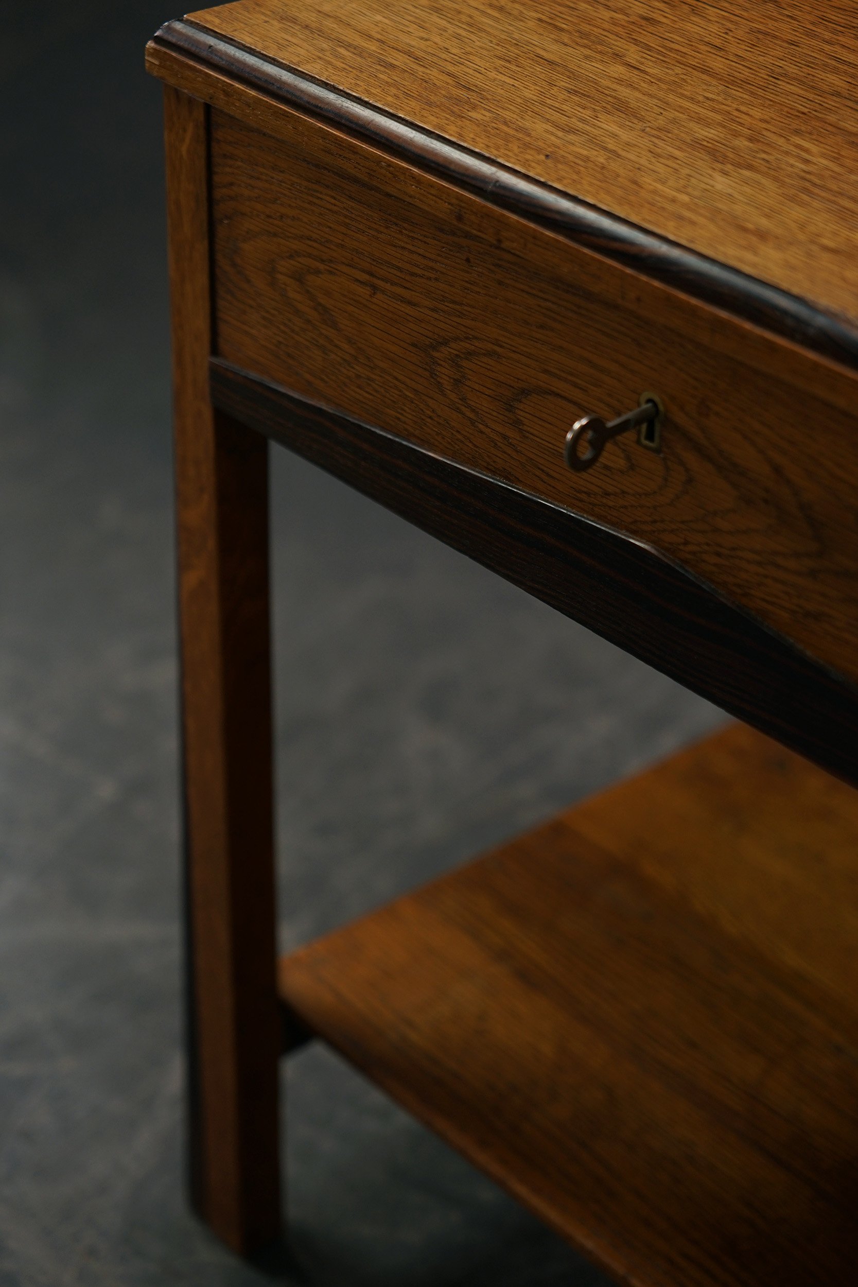 TA-1862025193113-1930s-Amsterdamse-School-Side-Table_03.jpg