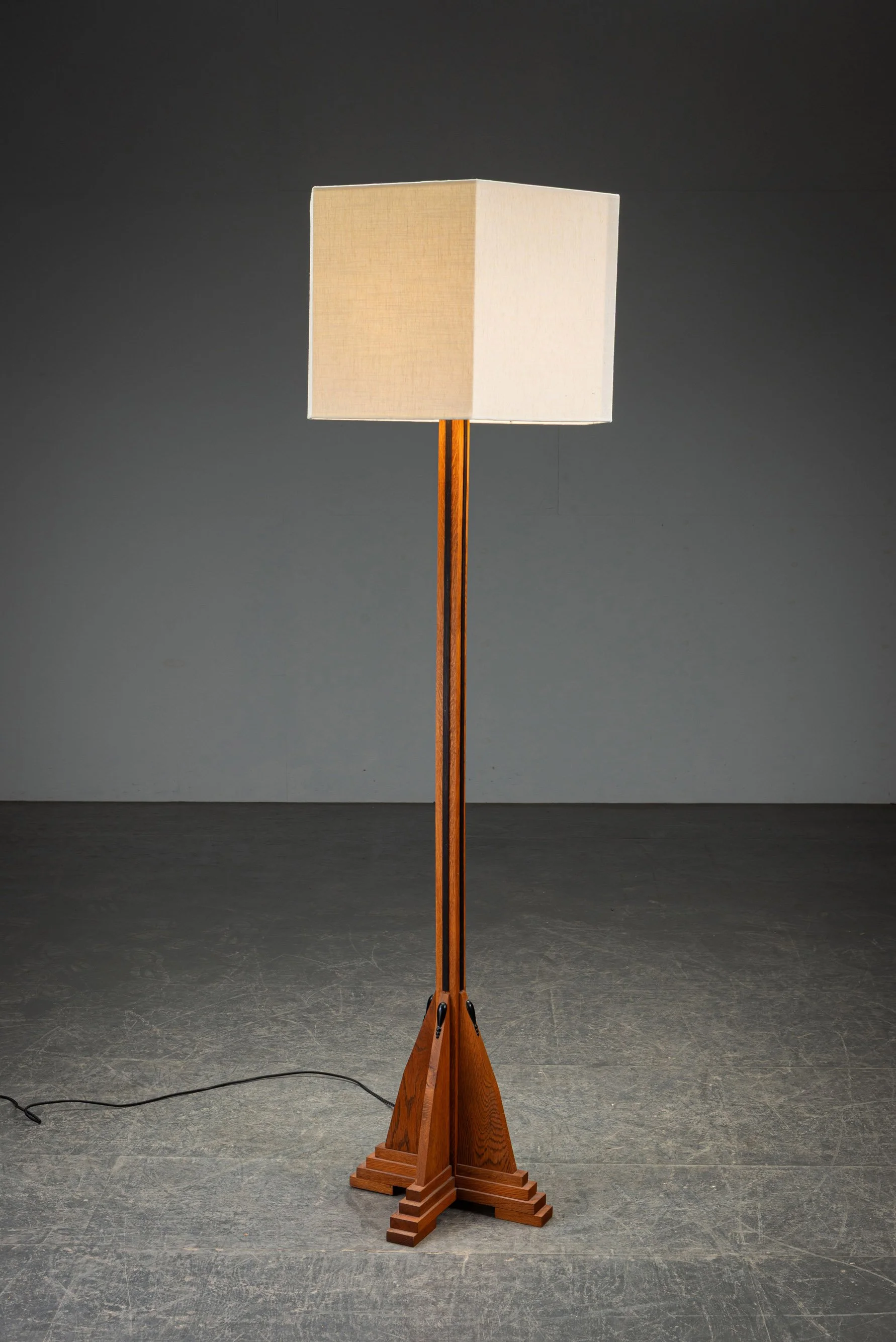 LI-22202694042-1930s-Amsterdamse-School-Standing-Lamp_01.jpg