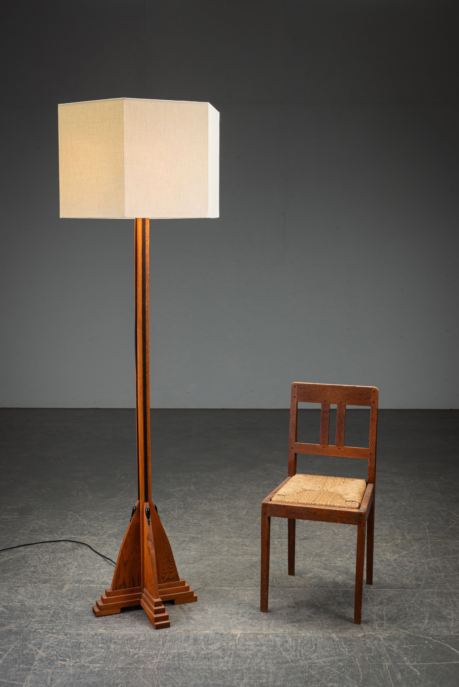 LI-22202694042-1930s-Amsterdamse-School-Standing-Lamp_09.jpg