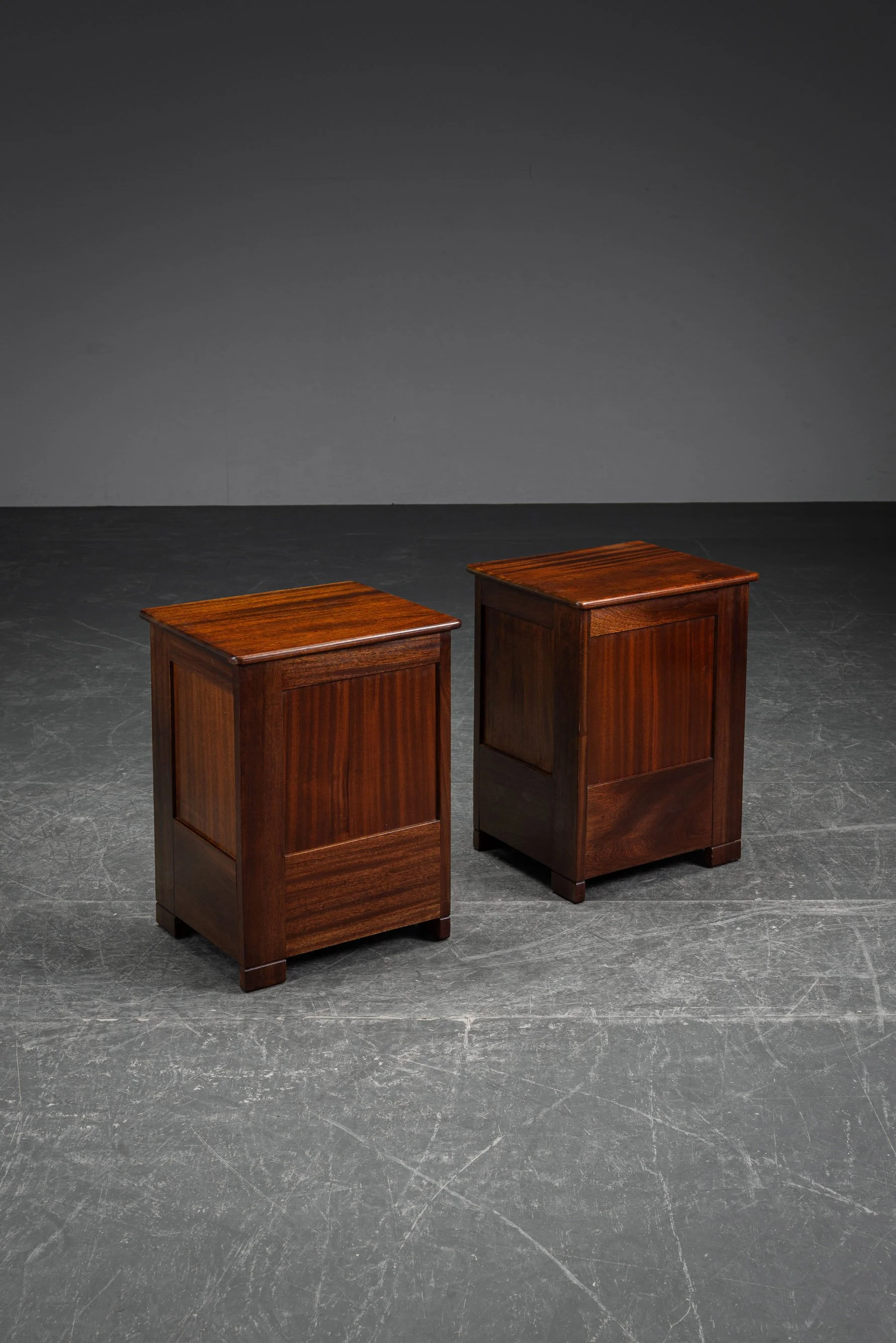 TA-2992026181832-1920s-Modernist-Nightstands_03.jpg