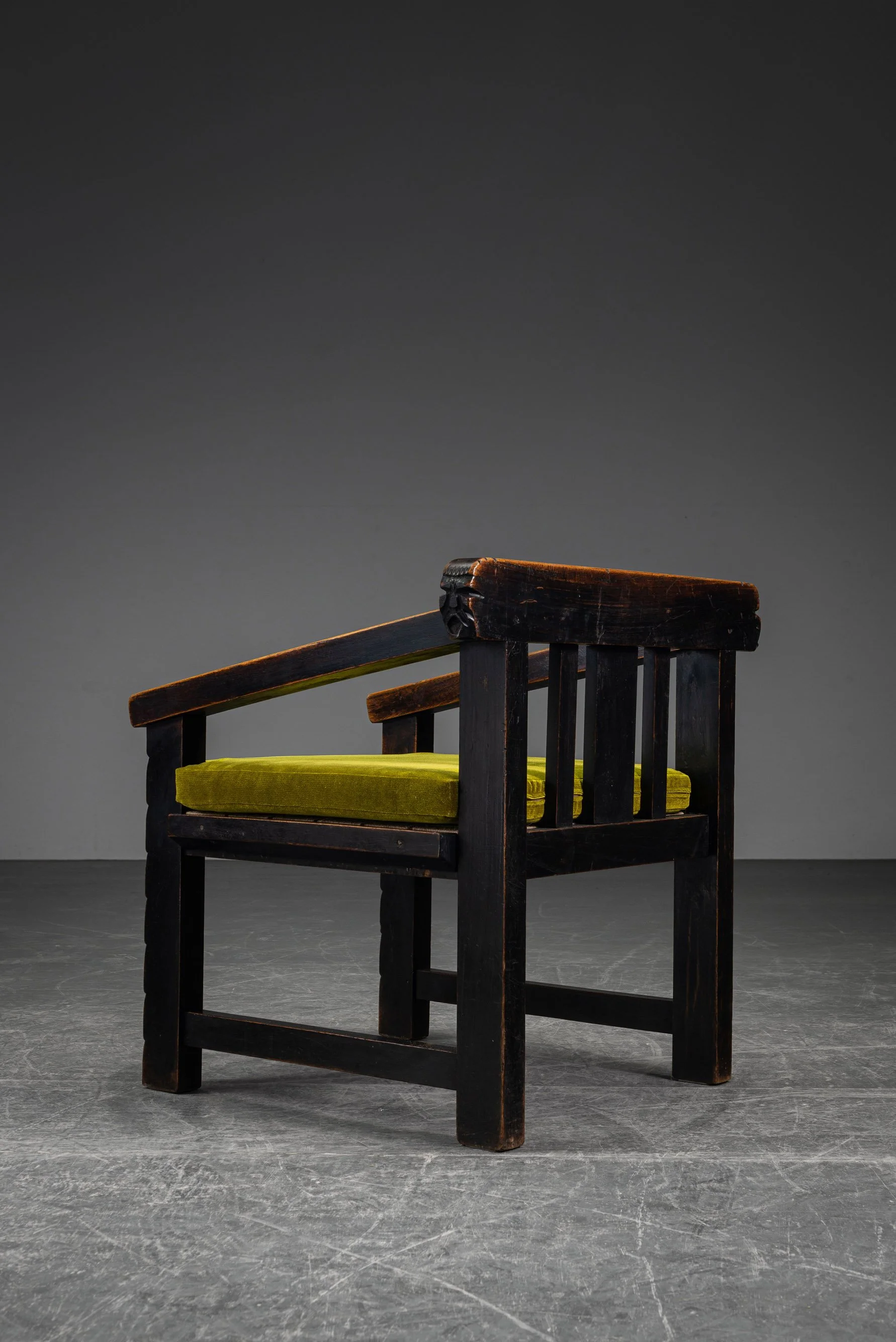 SE-6102026132624-circa-1915-Amsterdamse-School-Armchair_10.jpg