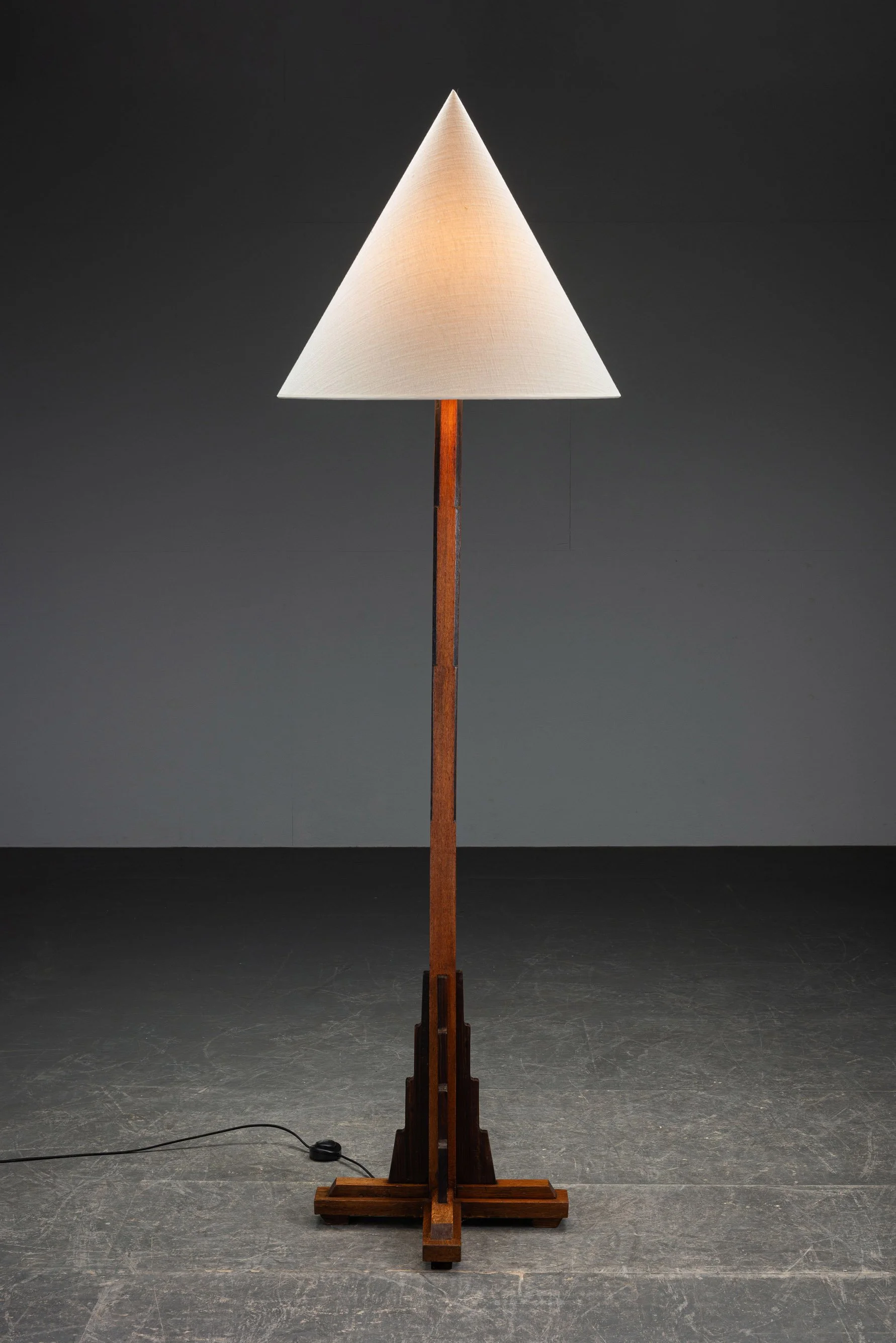 LI-2422026154224-1930s-Amsterdamse-School-Standing-Lamp_05.jpg
