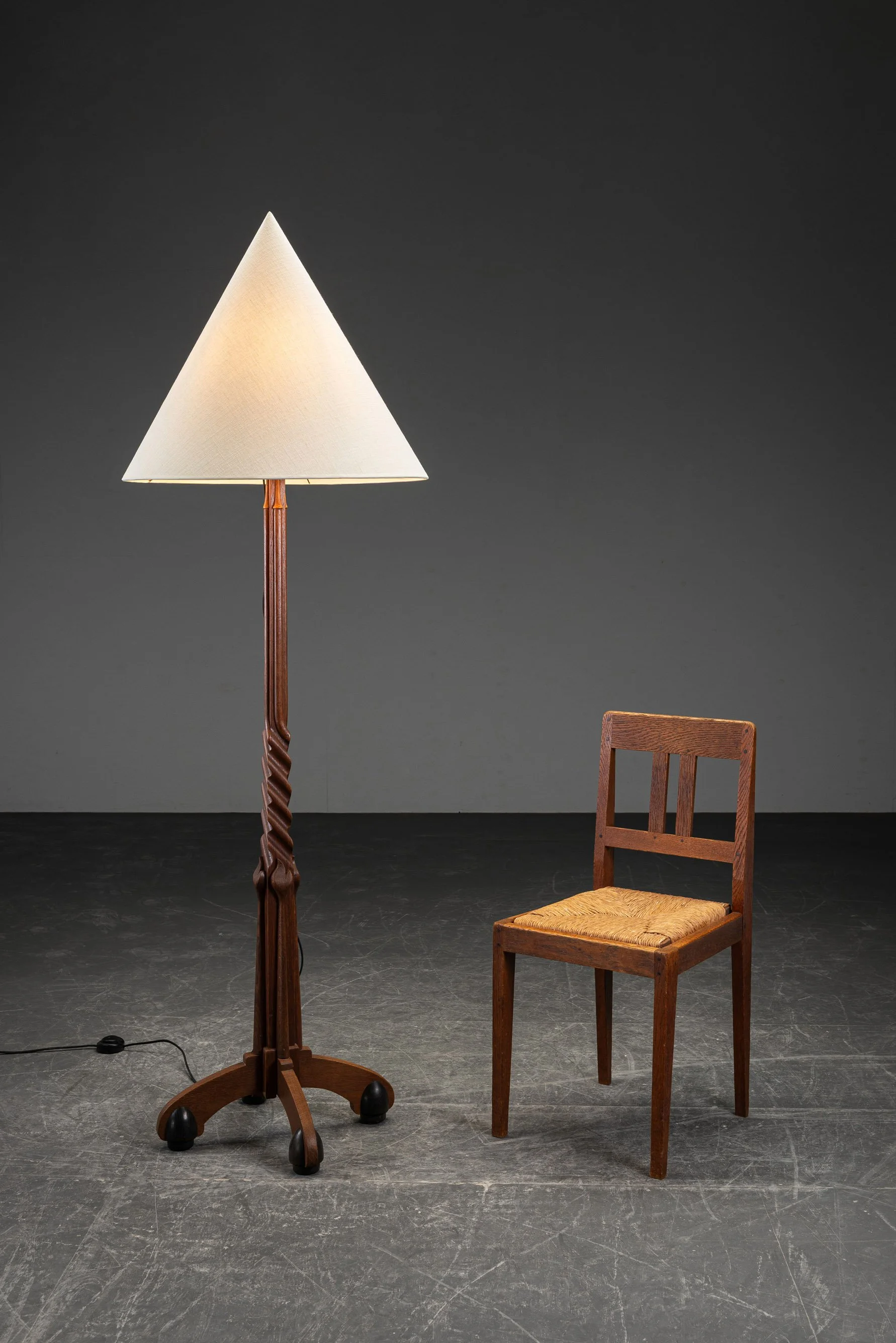 LI-852024141842-1920s-Amsterdamse-School-Standing-Lamp_08.jpg
