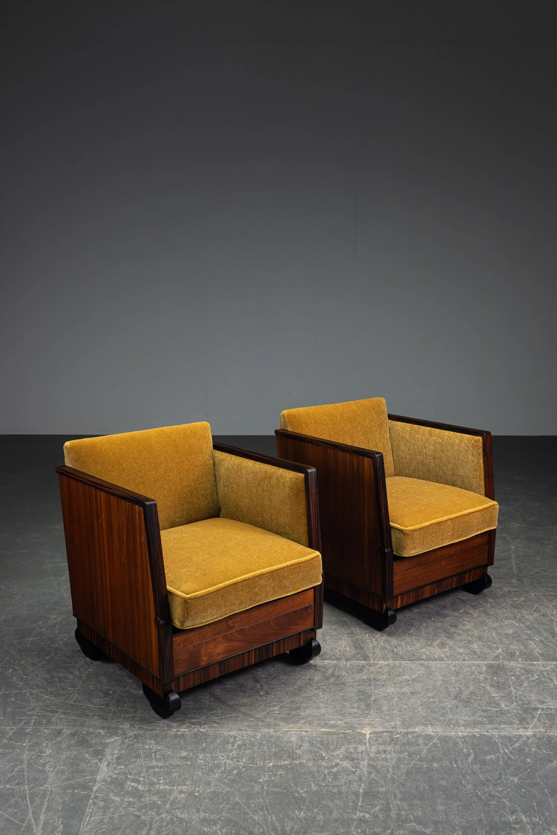 SE-852024131743+SE-1862024175941-1920s-Amsterdamse-School-Armchair-Set_03.jpg