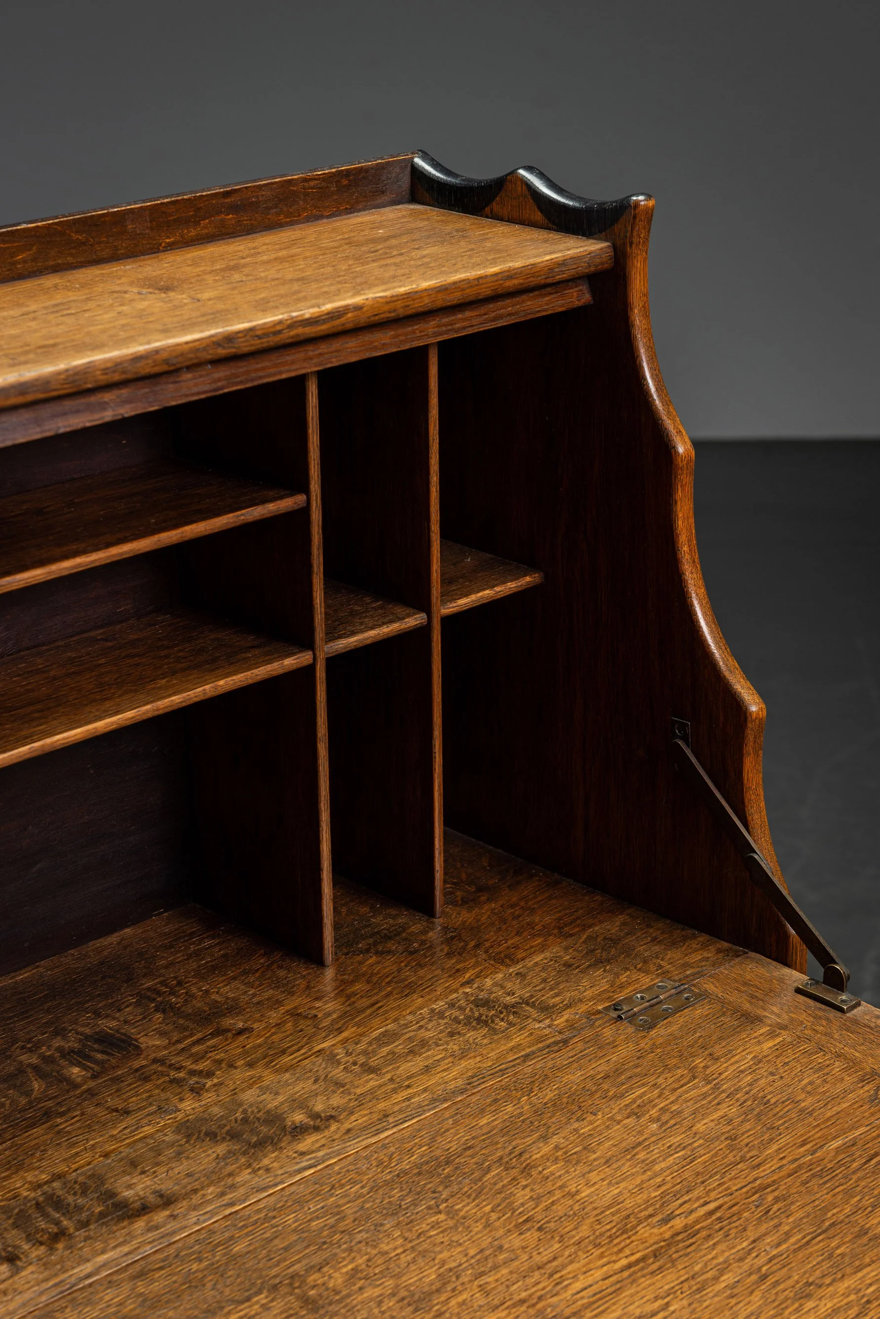 ST-2992026182142-1920s-Amsterdamse-School-Desk_04.jpg
