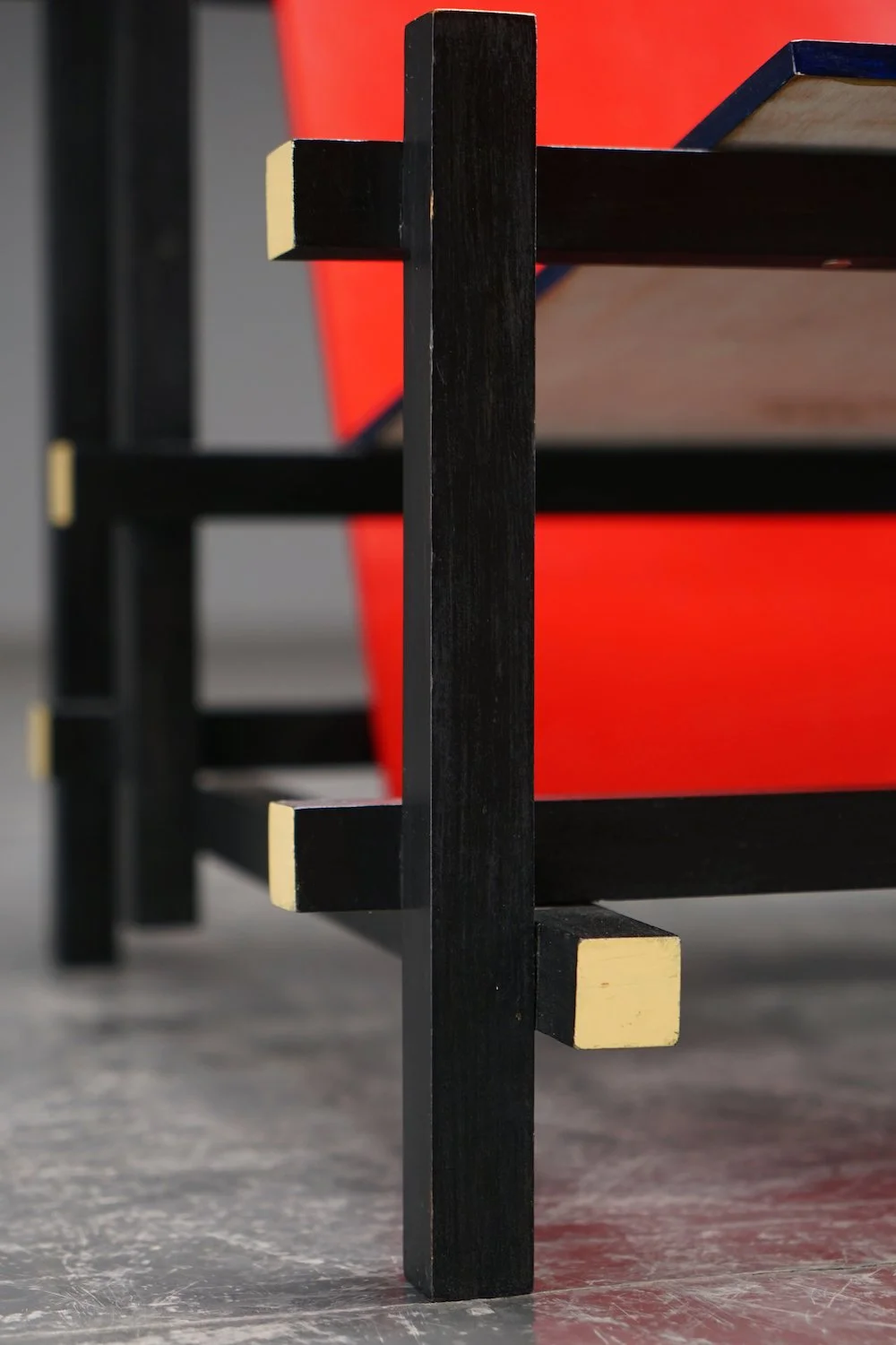 SE-1012023111045-Gerrit-Rietveld-Red-Blue-Chair_07.JPG