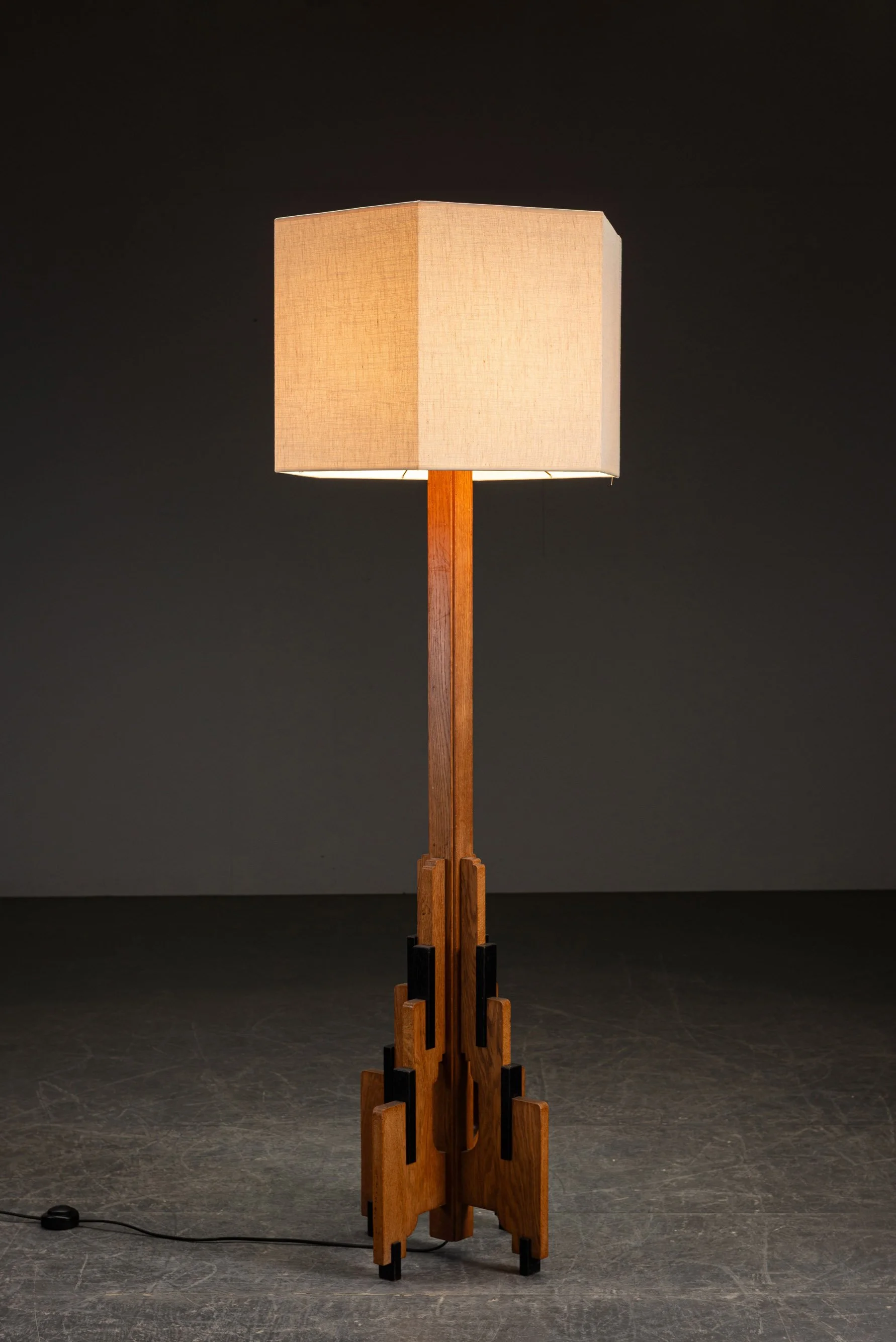 LI-2432024171127-Genneper-Molen-Amsterdamse-School-Standing-Lamp_03.jpg