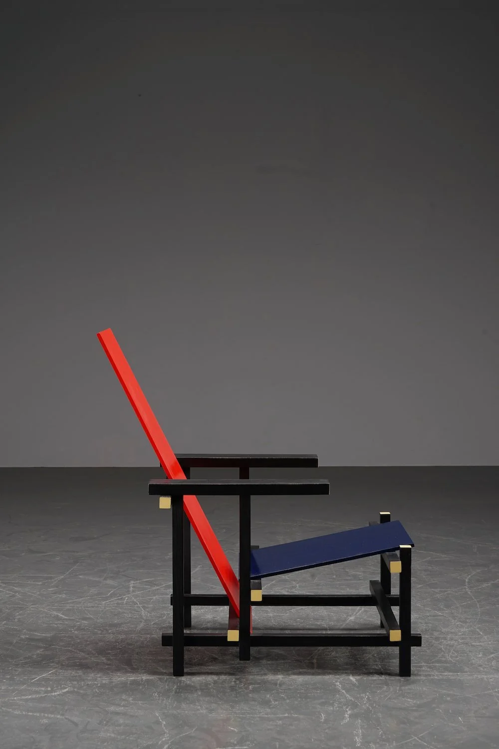 SE-1012023111045-Gerrit-Rietveld-Red-Blue-Chair_03.JPG