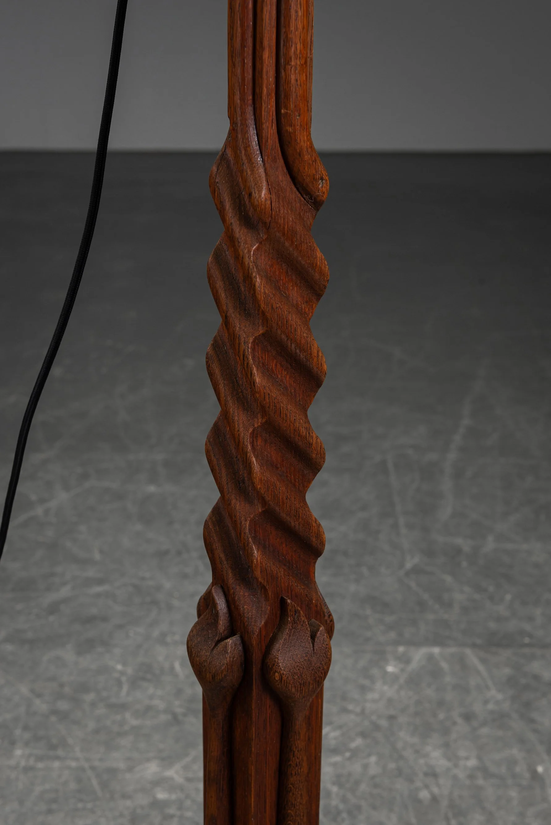 LI-852024141842-1920s-Amsterdamse-School-Standing-Lamp_03.jpg