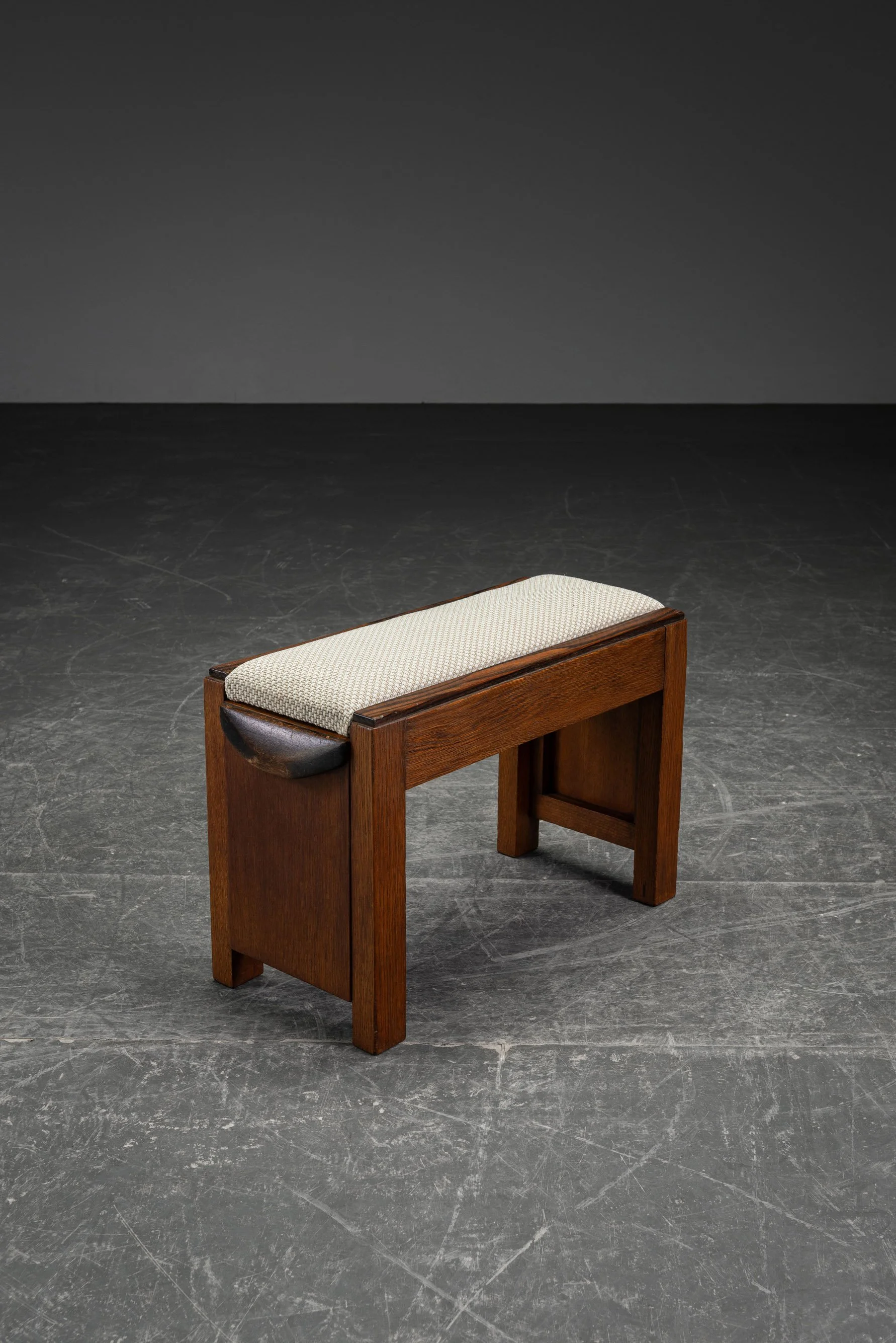 SE-2992026171356-1920s-Amsterdamse-School-Stool_01.jpg