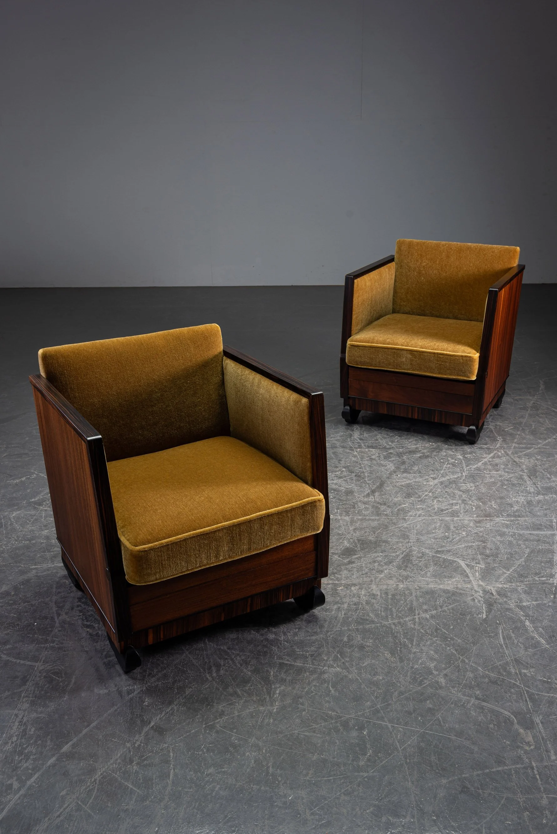 SE-852024131743+SE-1862024175941-1920s-Amsterdamse-School-Armchairs_02.jpg