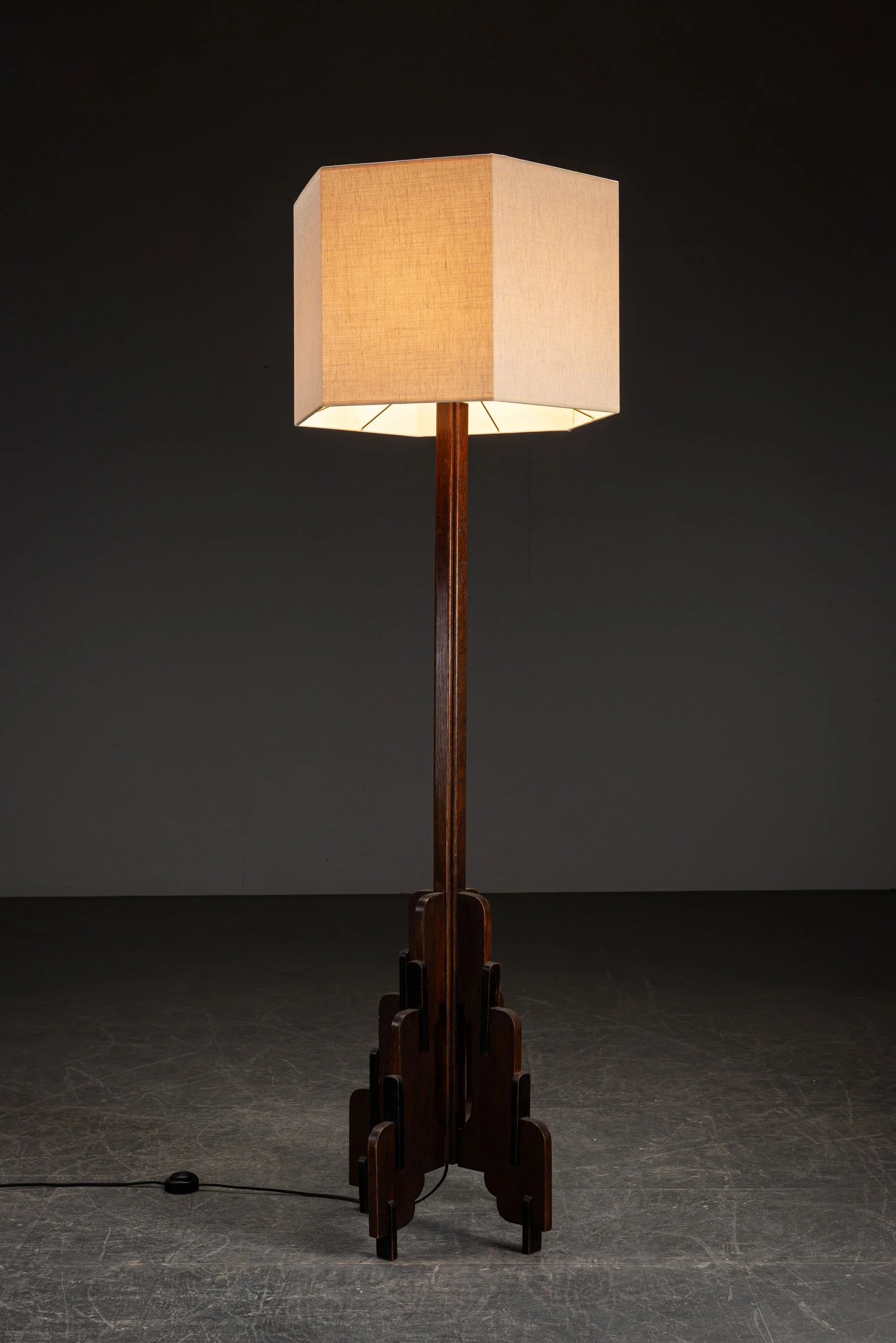 LI-2082024161812-1920s-Amsterdamse-School-Standing-Lamp_03.jpg