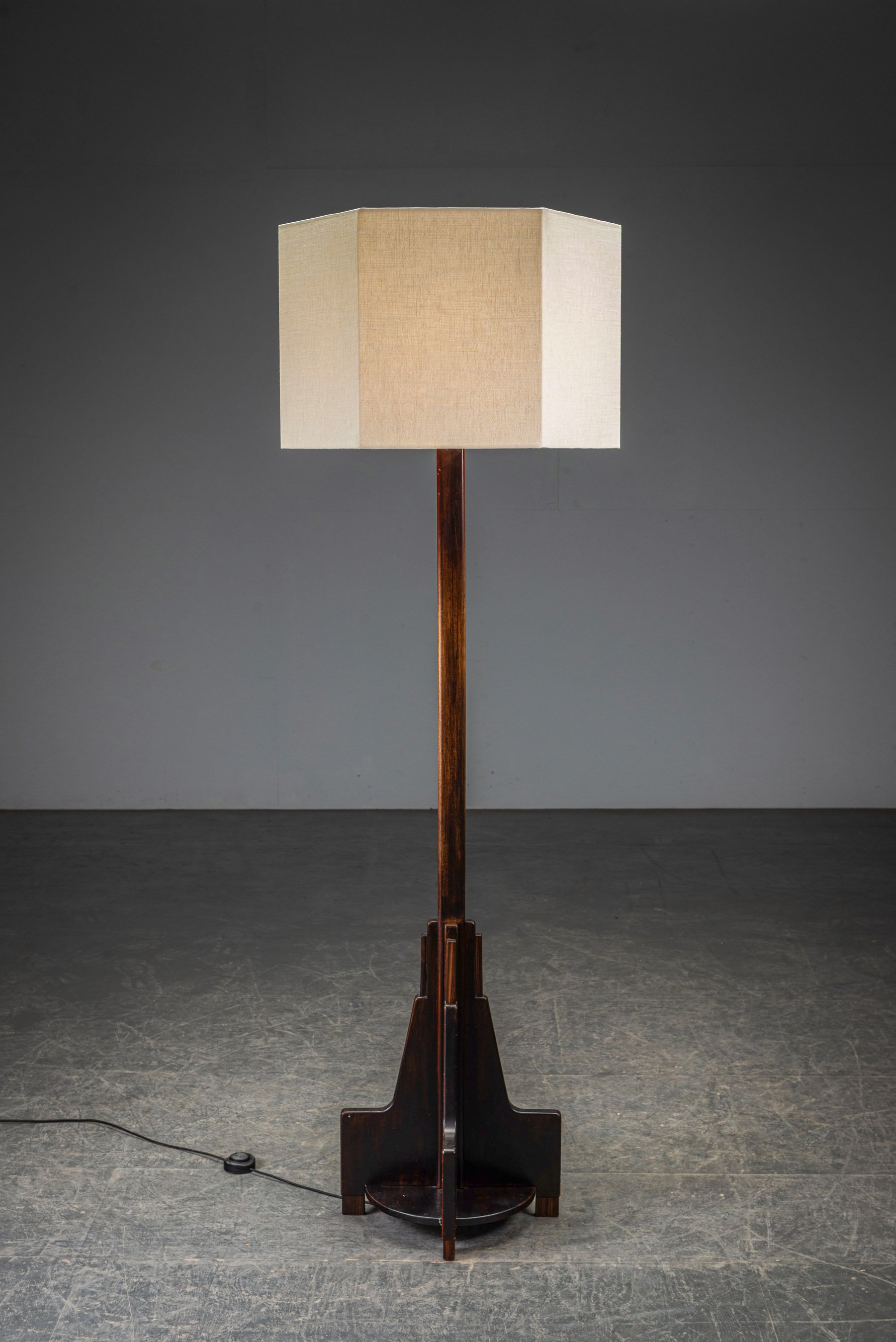 LI-22202693857-1920s-Amsterdamse-School-Standing-Lamp_01.jpg