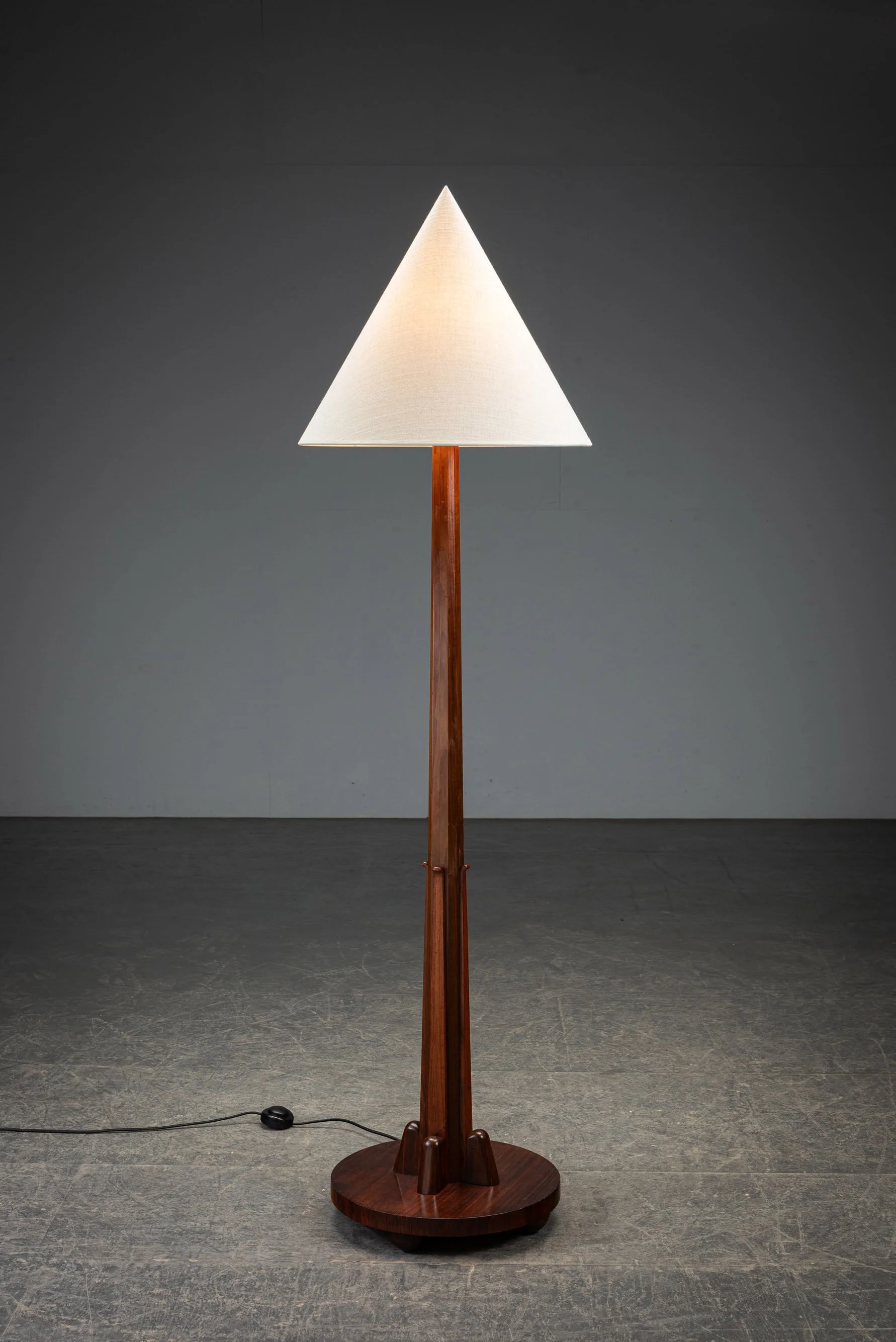 LI-2012026202301-Amsterdamse-School-Standing-Lamp-by-Willem-Penaat_02.jpg
