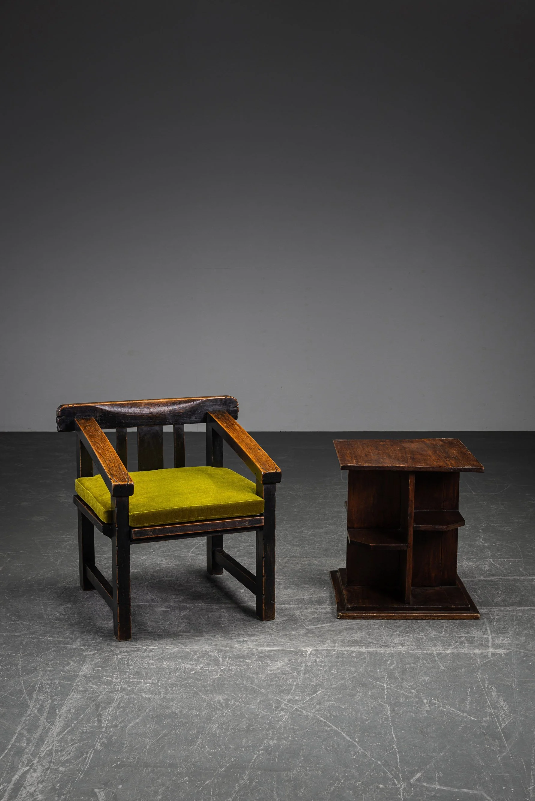 SE-6102026132624-circa-1915-Amsterdamse-School-Armchair_17.jpg