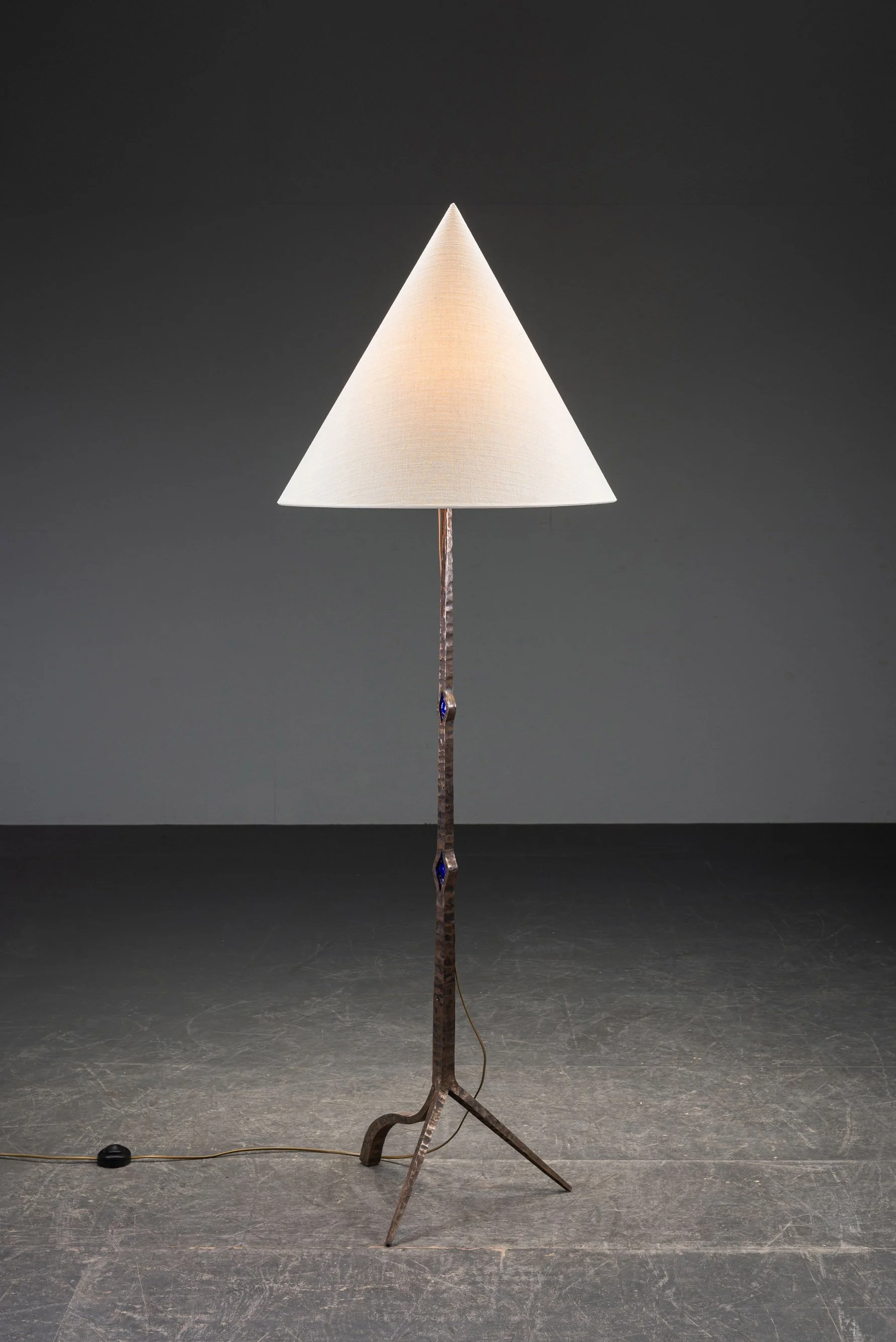 LI-732026191040-1950s-Artisanal-Standing-Lamp_01.jpg