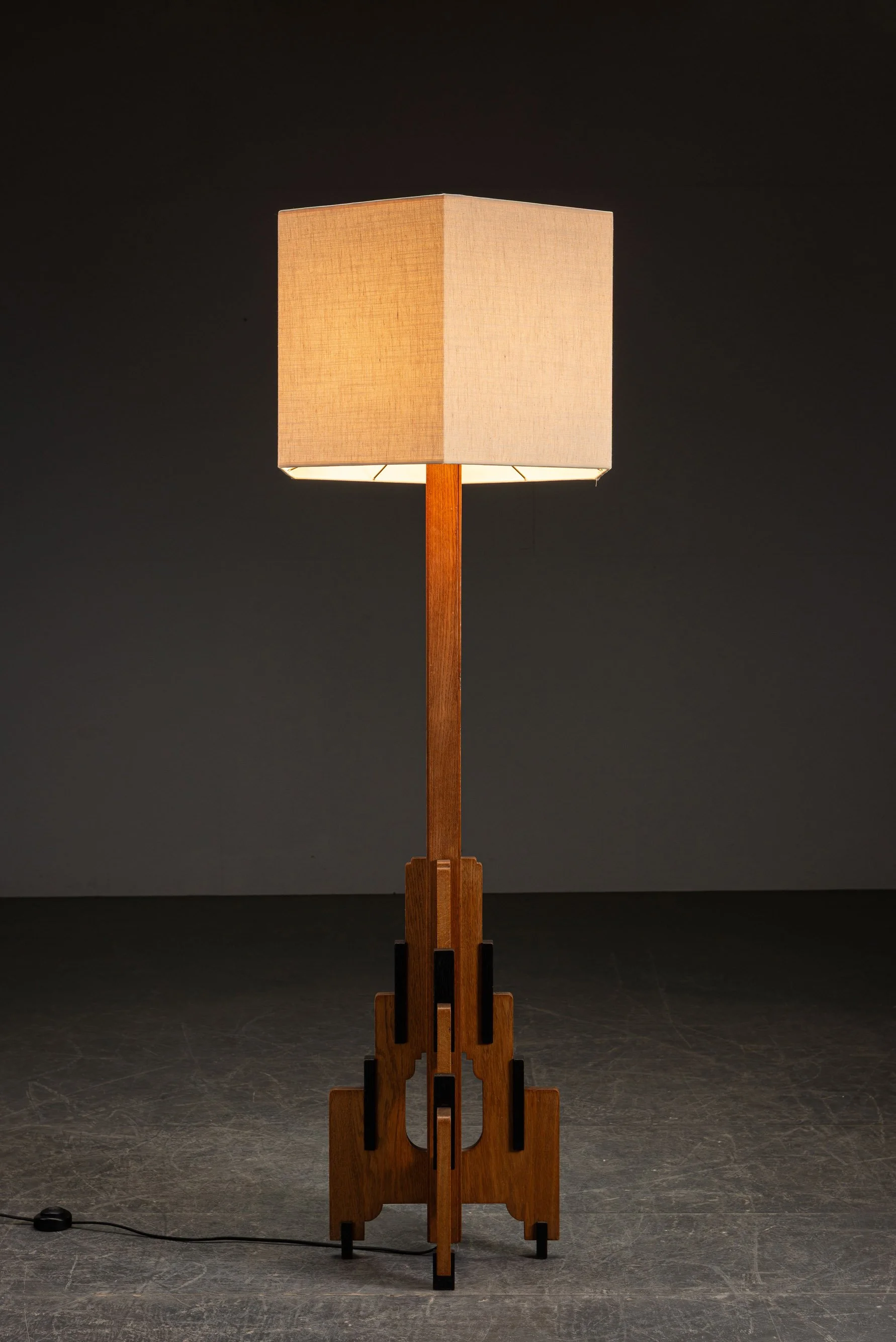 LI-2432024171127-Genneper-Molen-Amsterdamse-School-Standing-Lamp_02.jpg