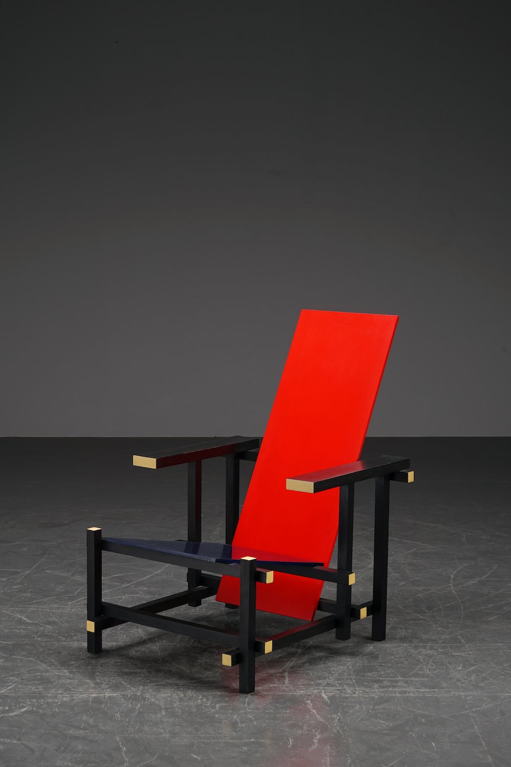 SE-1012023111045-Gerrit-Rietveld-Red-Blue-Chair_02.JPG