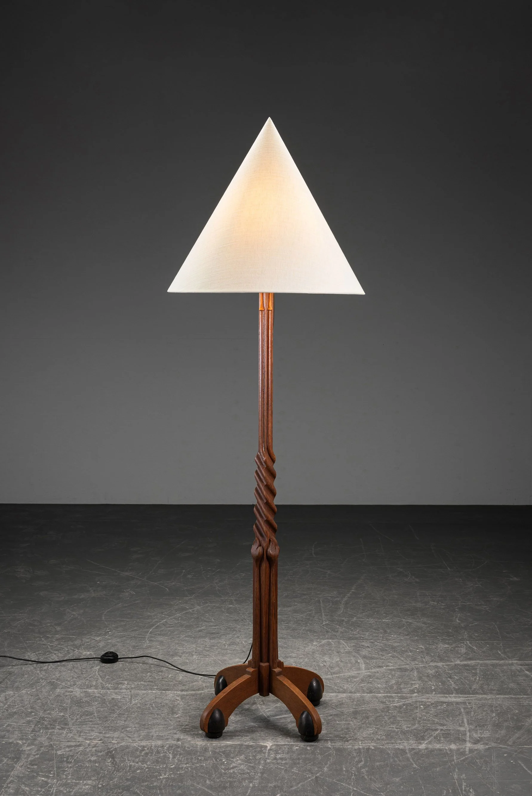 LI-852024141842-1920s-Amsterdamse-School-Standing-Lamp_04.jpg
