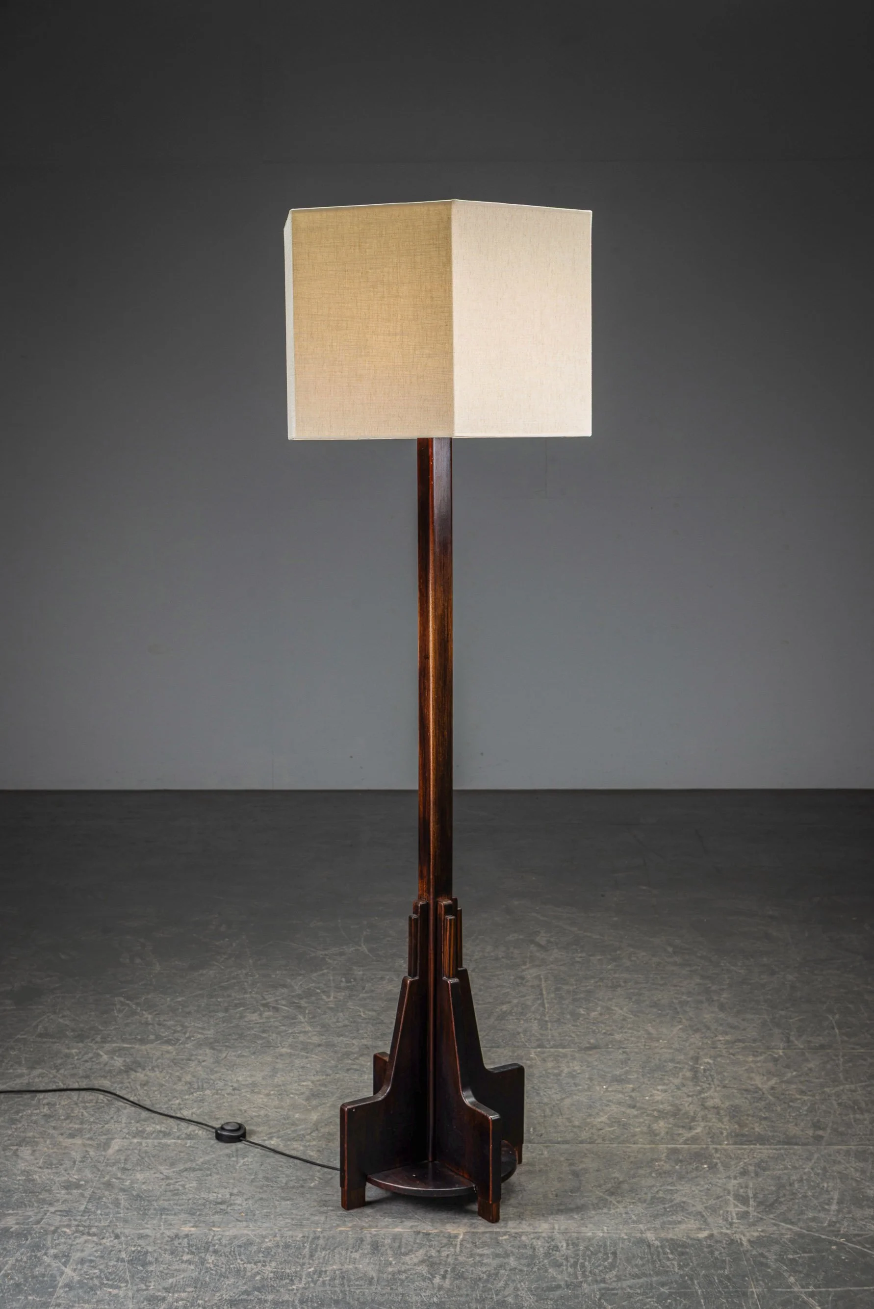 LI-22202693857-1920s-Amsterdamse-School-Standing-Lamp_03.jpg