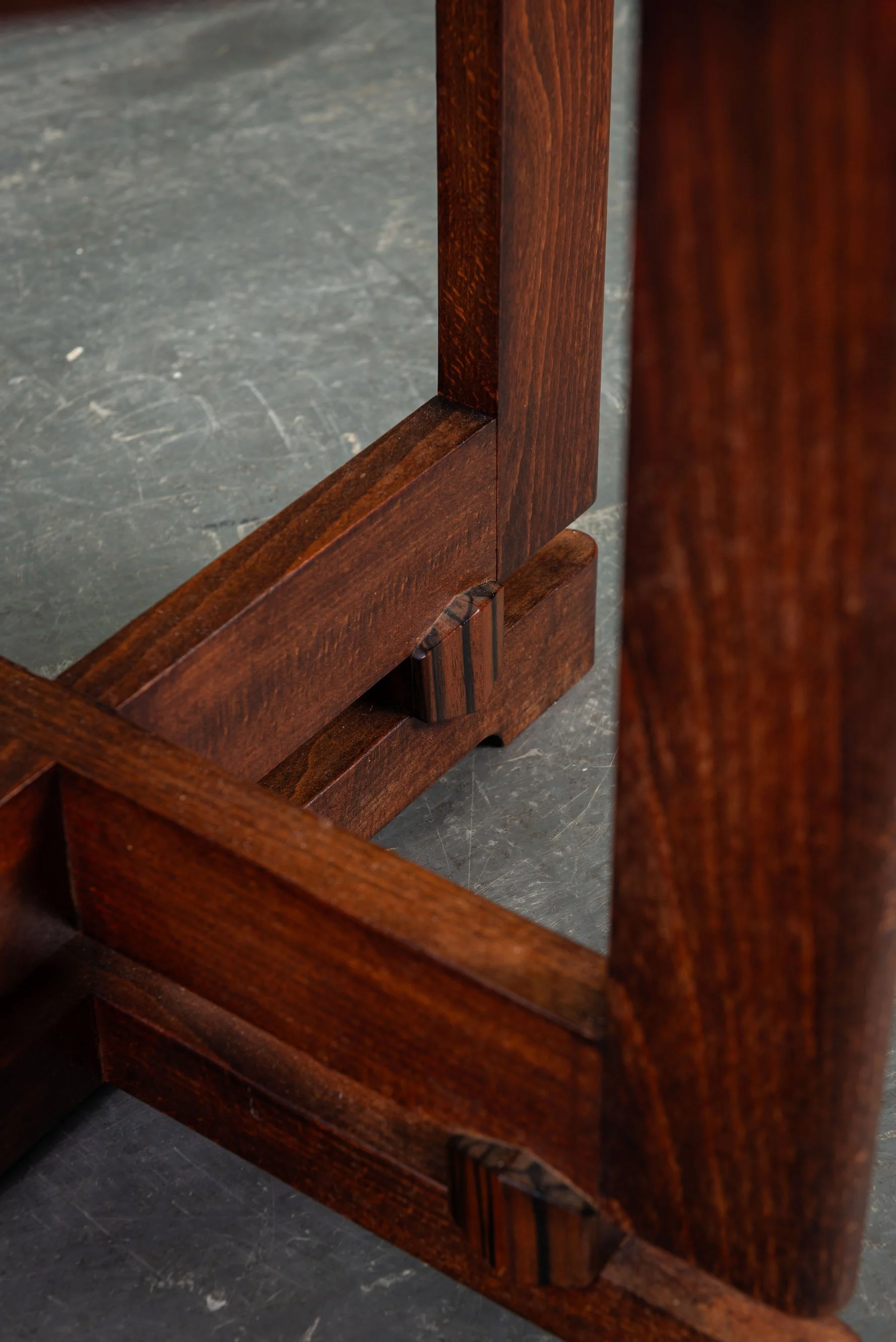 TA-16122025140912-1920s-Amsterdamse-School-Side-Table_07.jpg