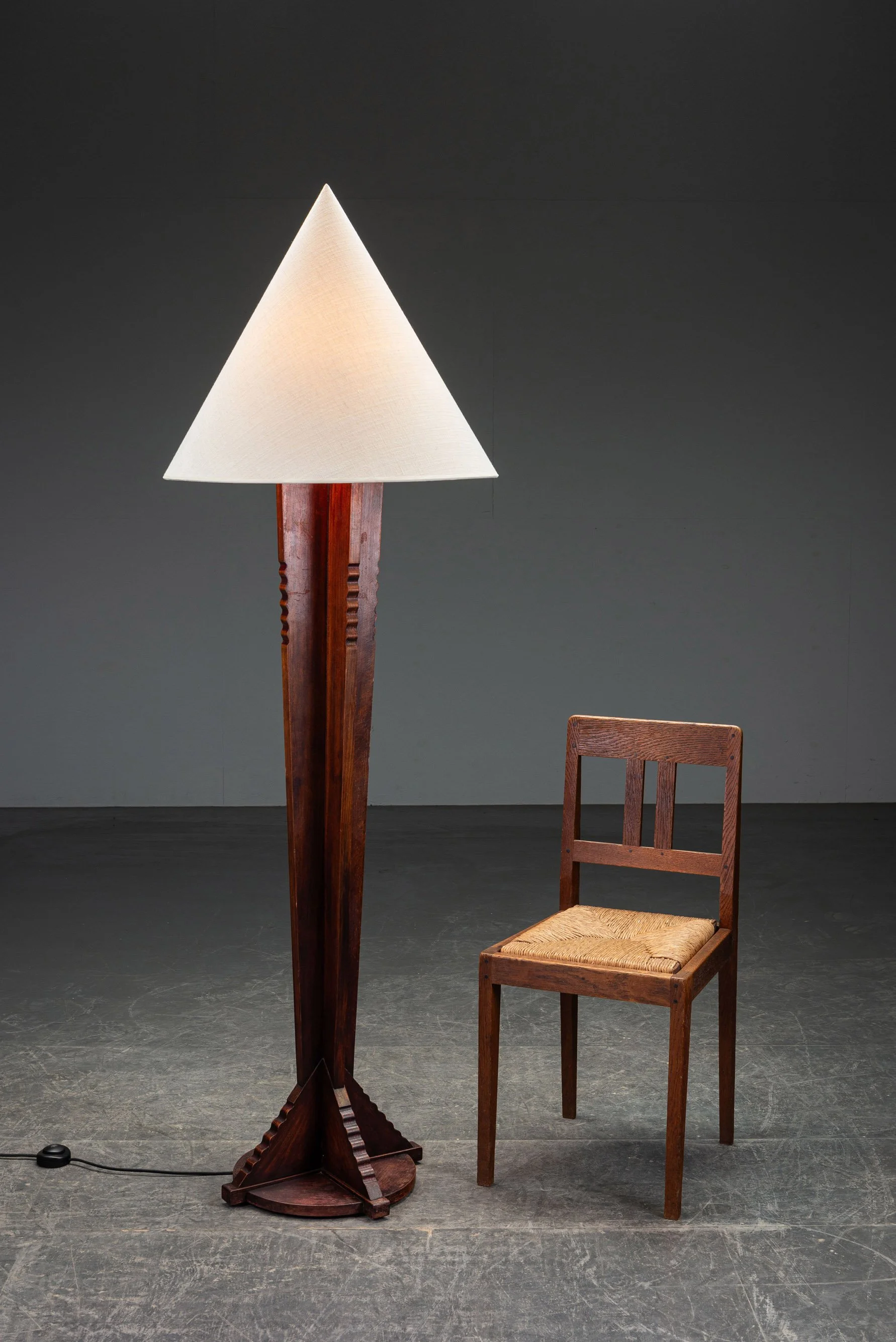 LI-2942026104849-1920s-Amsterdamse-School-Standing-Lamp_09.jpg